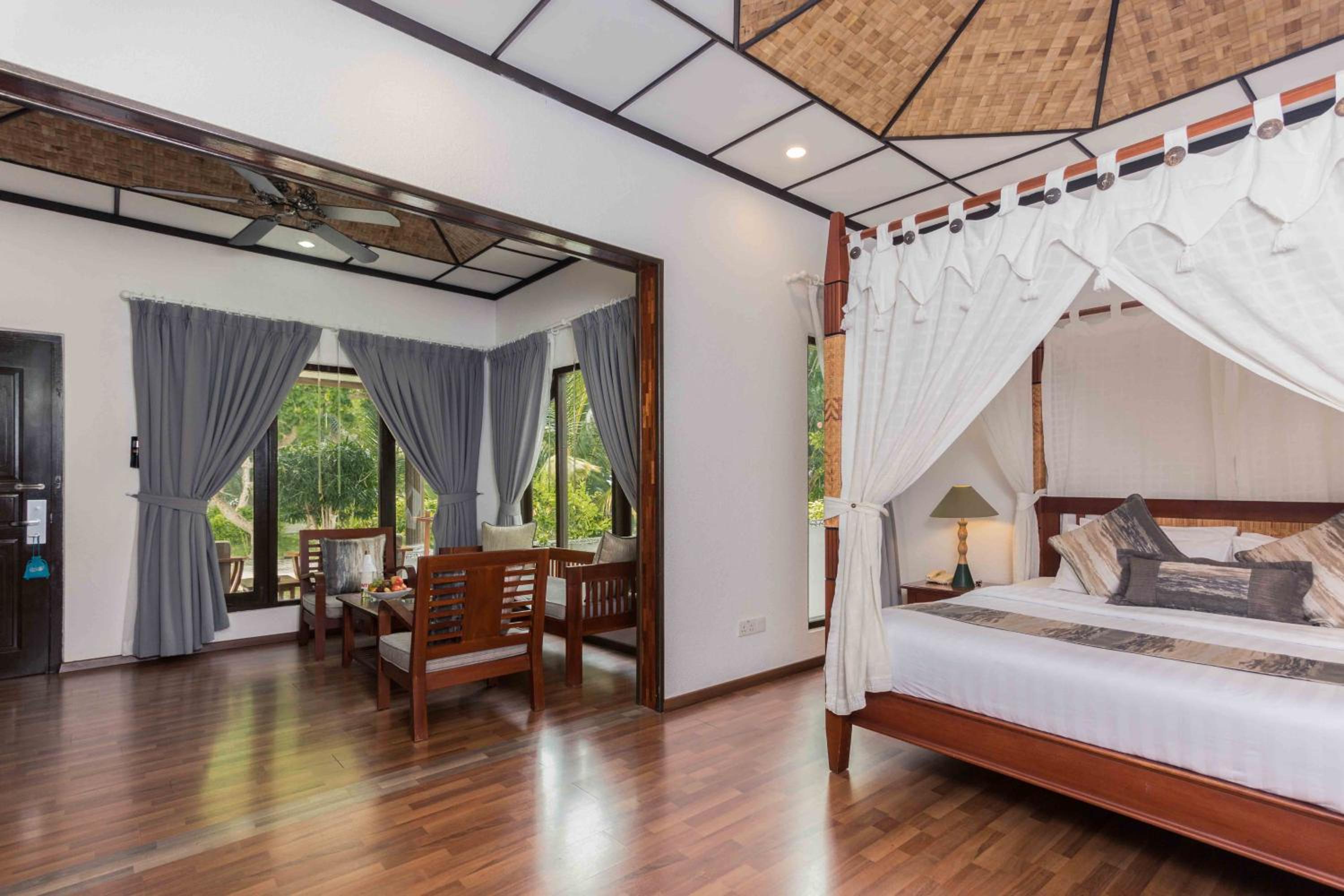 Deluxe Beachfront Room  photo 2
