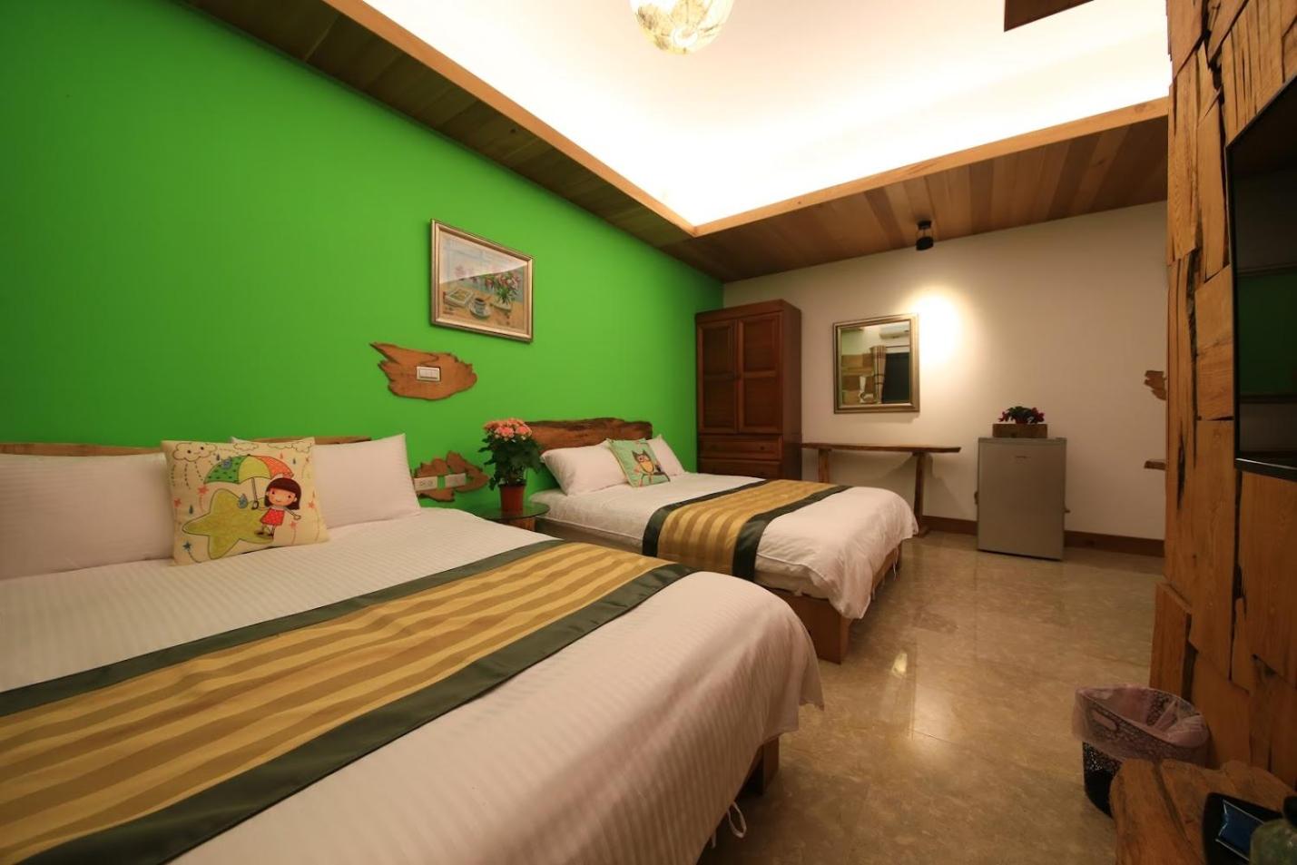 Six-Bedroom House photo 2