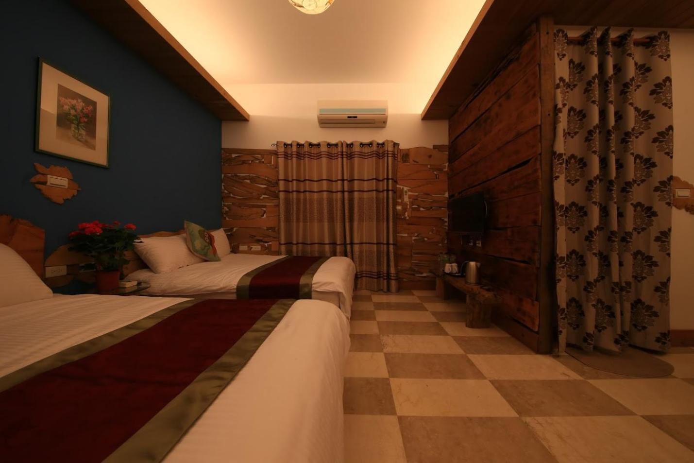 Six-Bedroom House photo 3