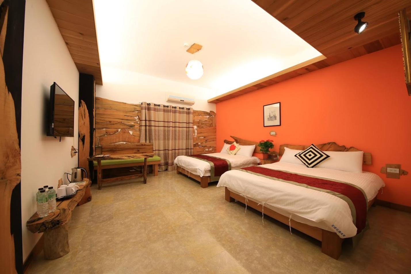 Six-Bedroom House photo 1