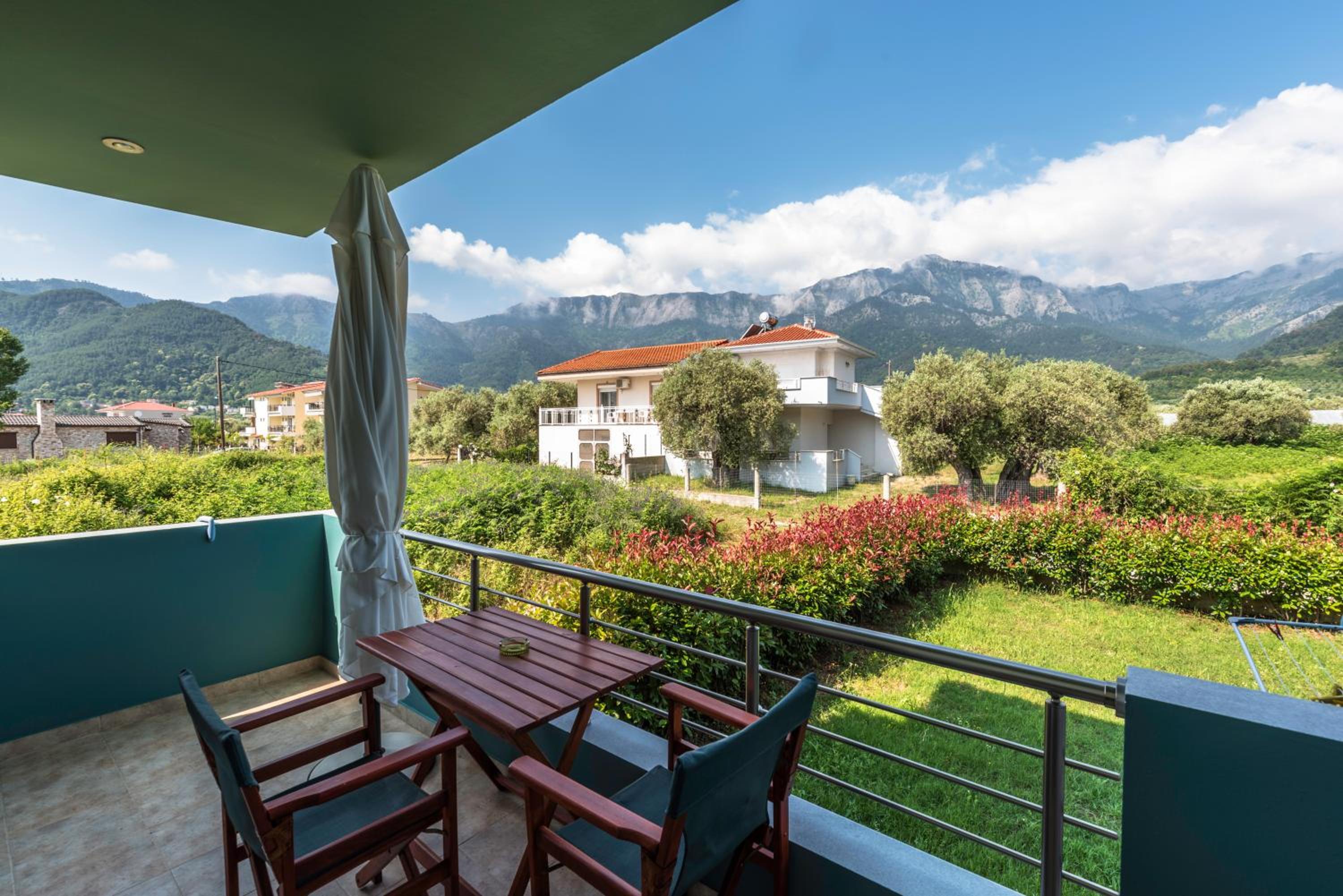 Standard Double Studio with Mountain View  - Photo 2