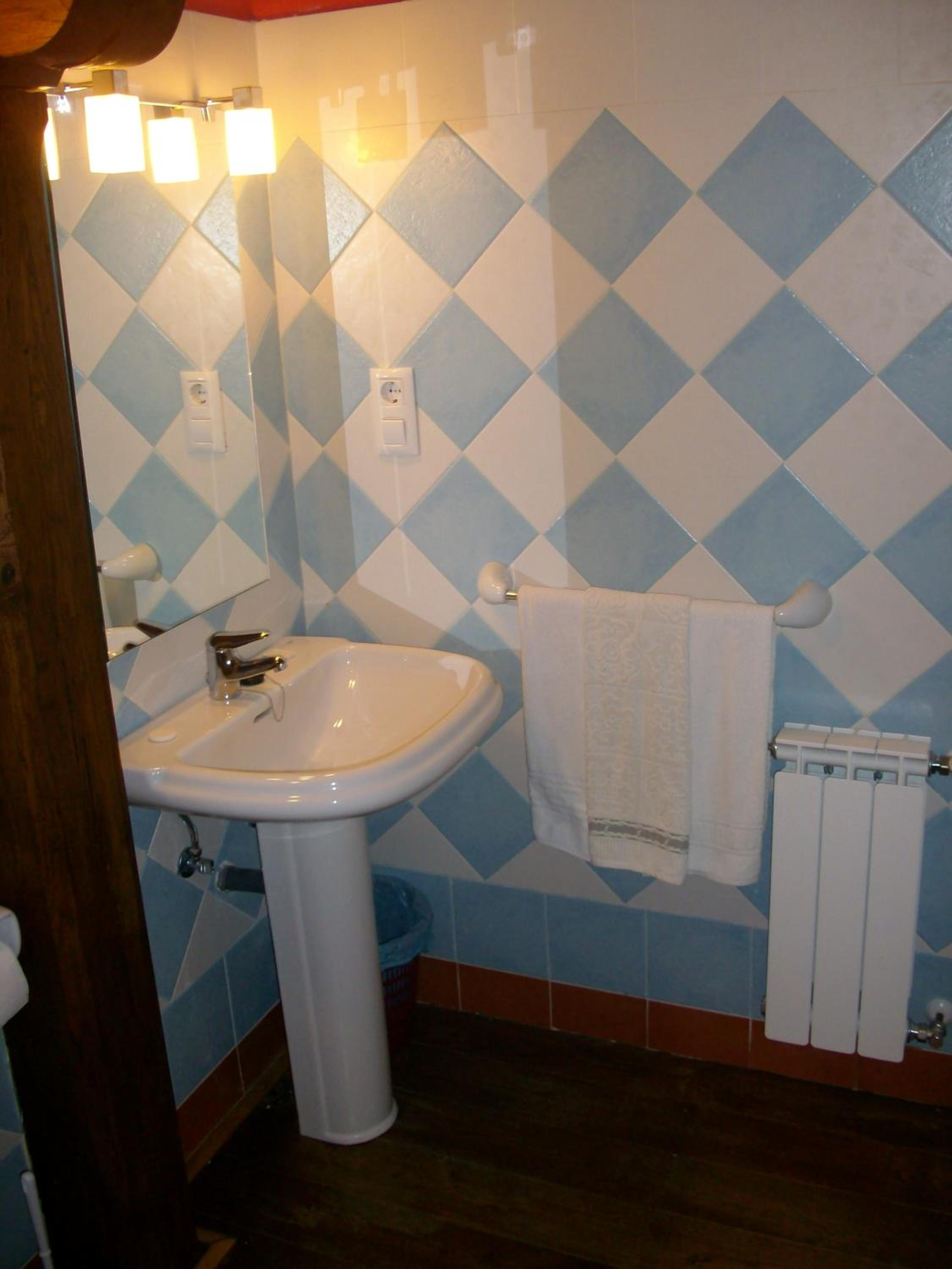 Two Connecting Rooms (6 Adults) photo 2