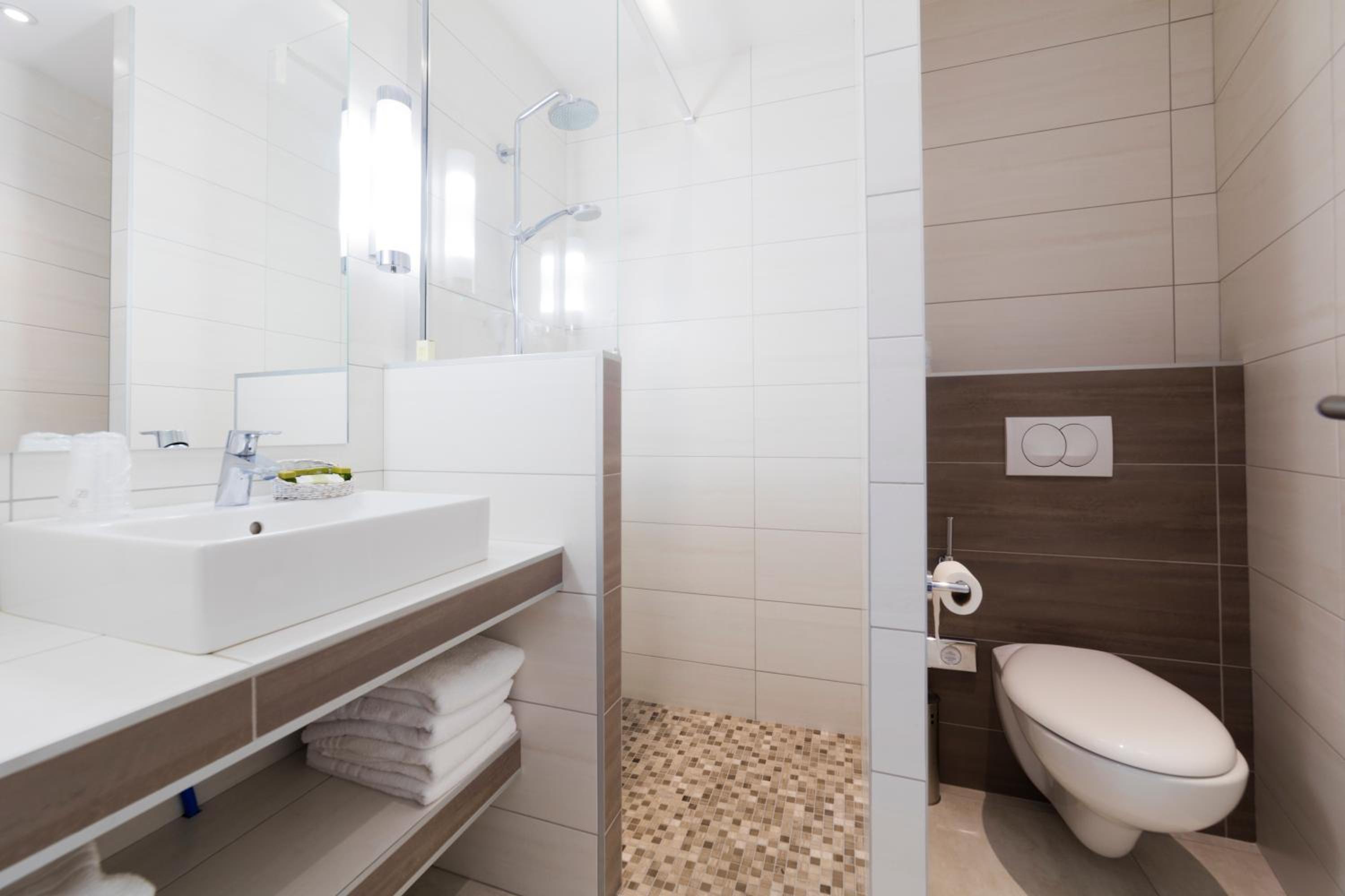 Twin Room with Shower - Photo 3