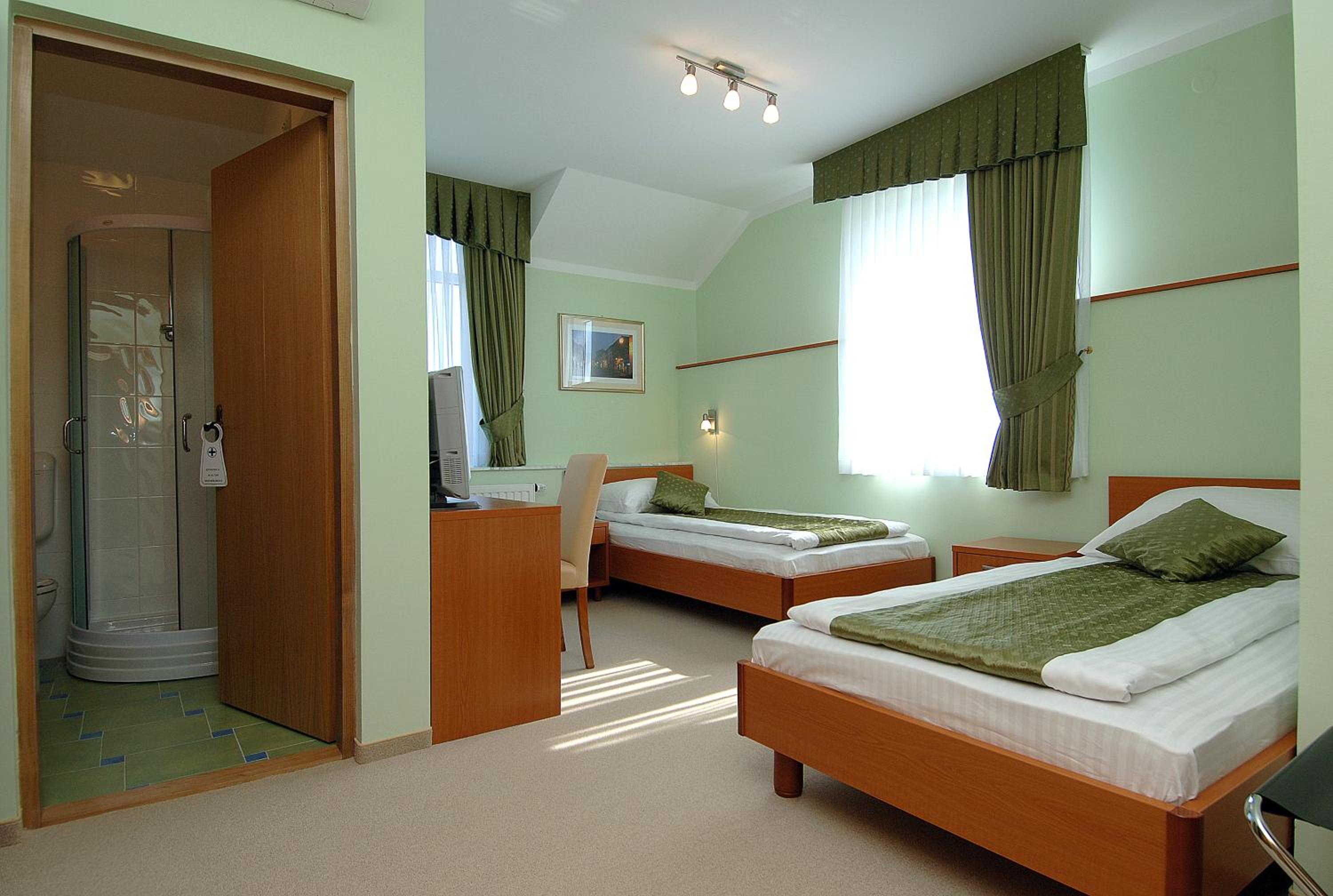 Standard Twin Room - Photo 3