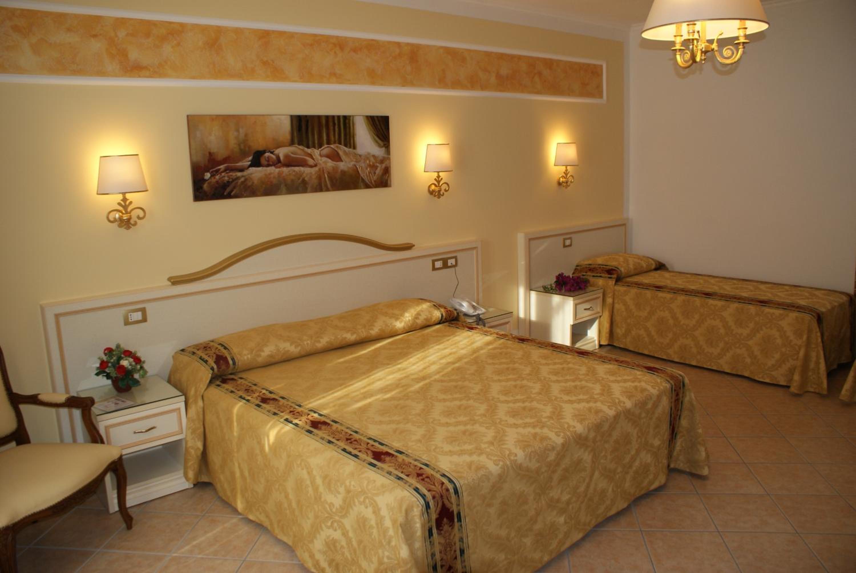 Junior Suite (3 Adults) - Photo 1