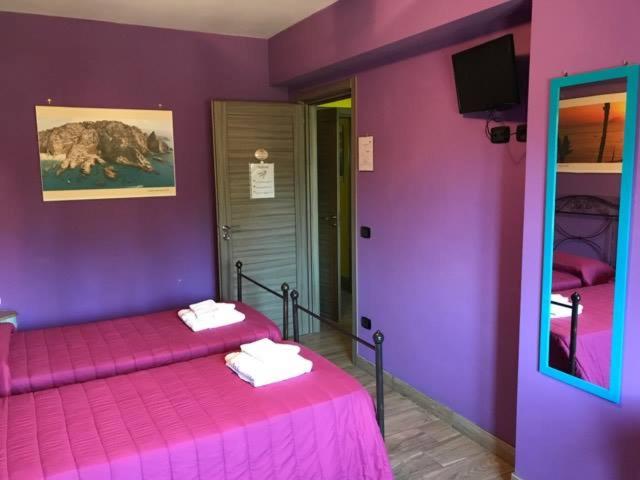 Quadruple Room with Private Bathroom - Photo 9