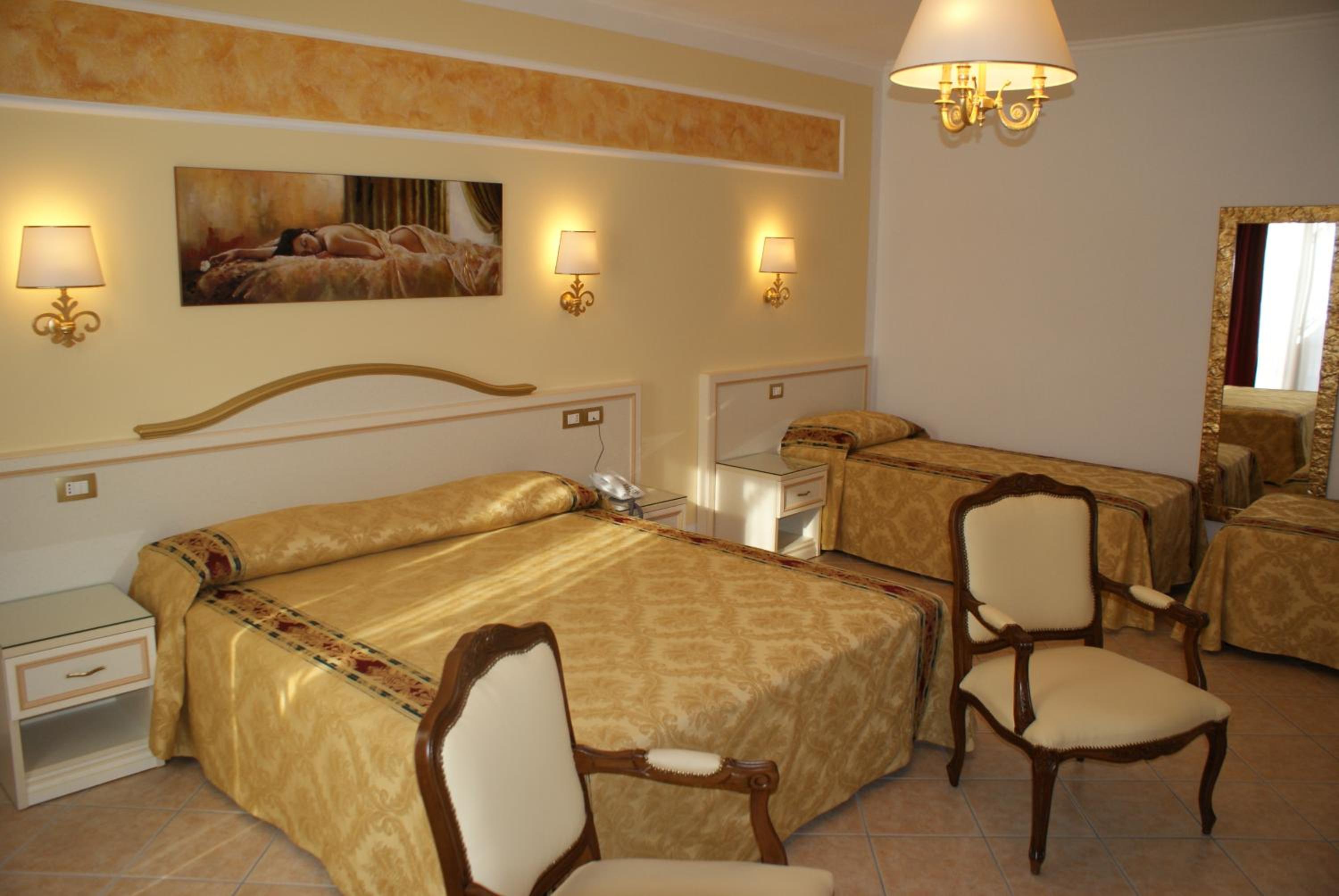 Suite with Terrace (4 Adults) - Photo 4