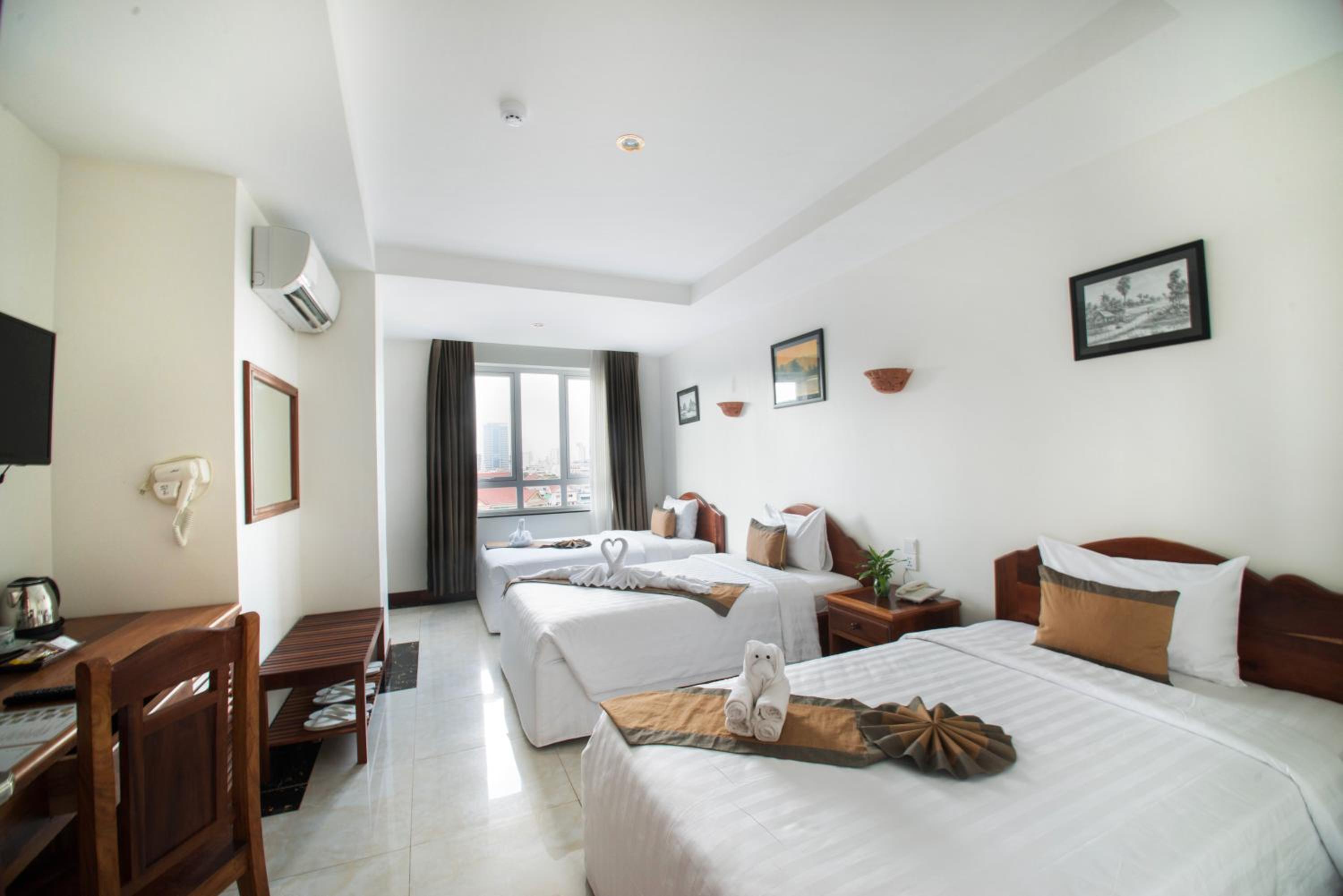 Deluxe Triple Room with City View photo 3