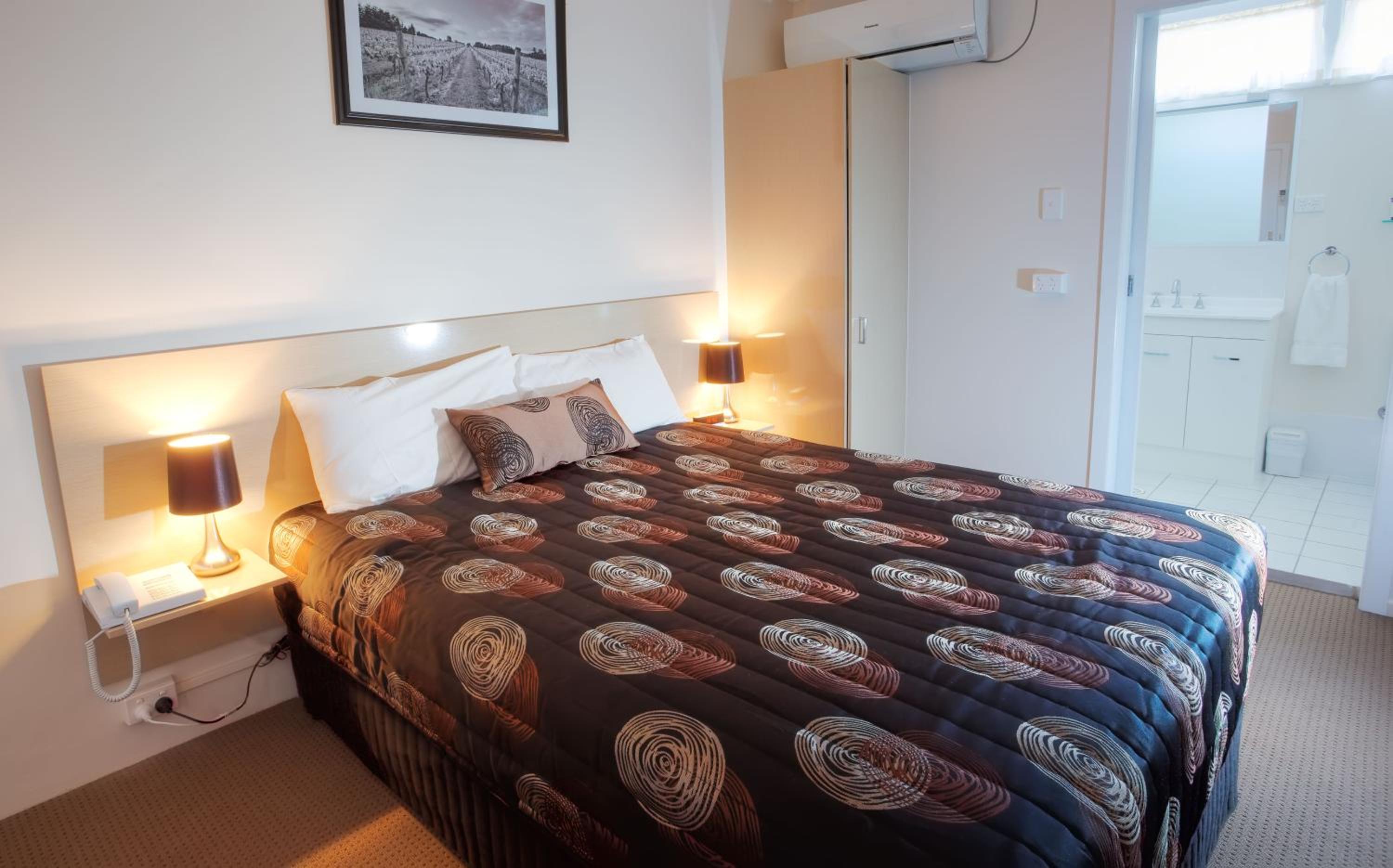 Queen Room - Photo 13