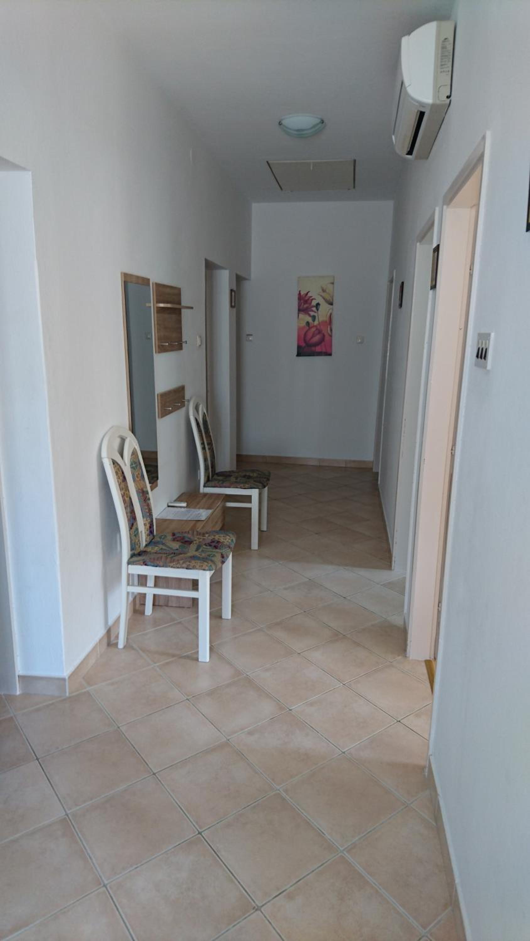 Four-Bedroom Apartment with Sea View - Photo 13