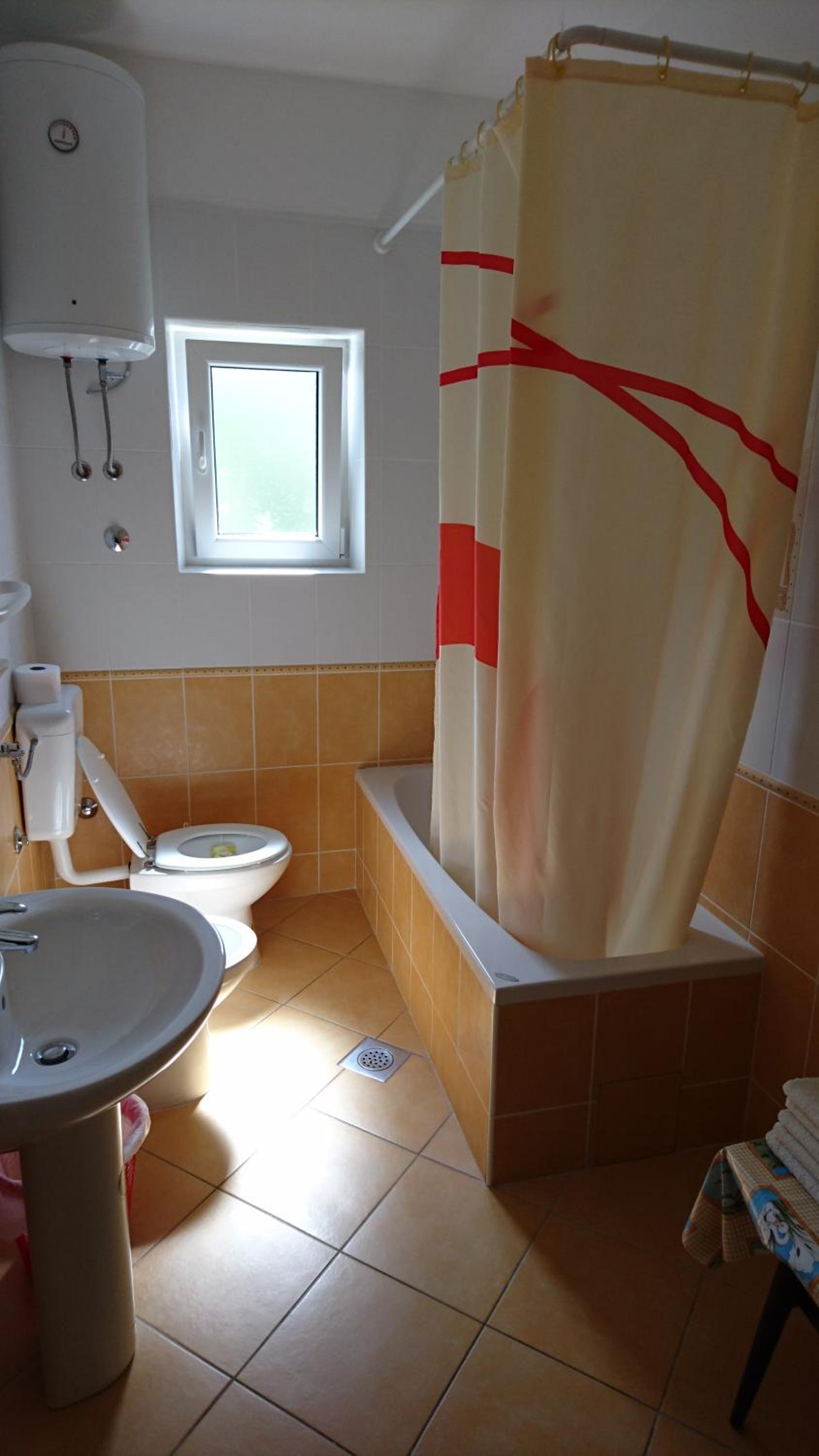 Four-Bedroom Apartment with Sea View - Photo 16