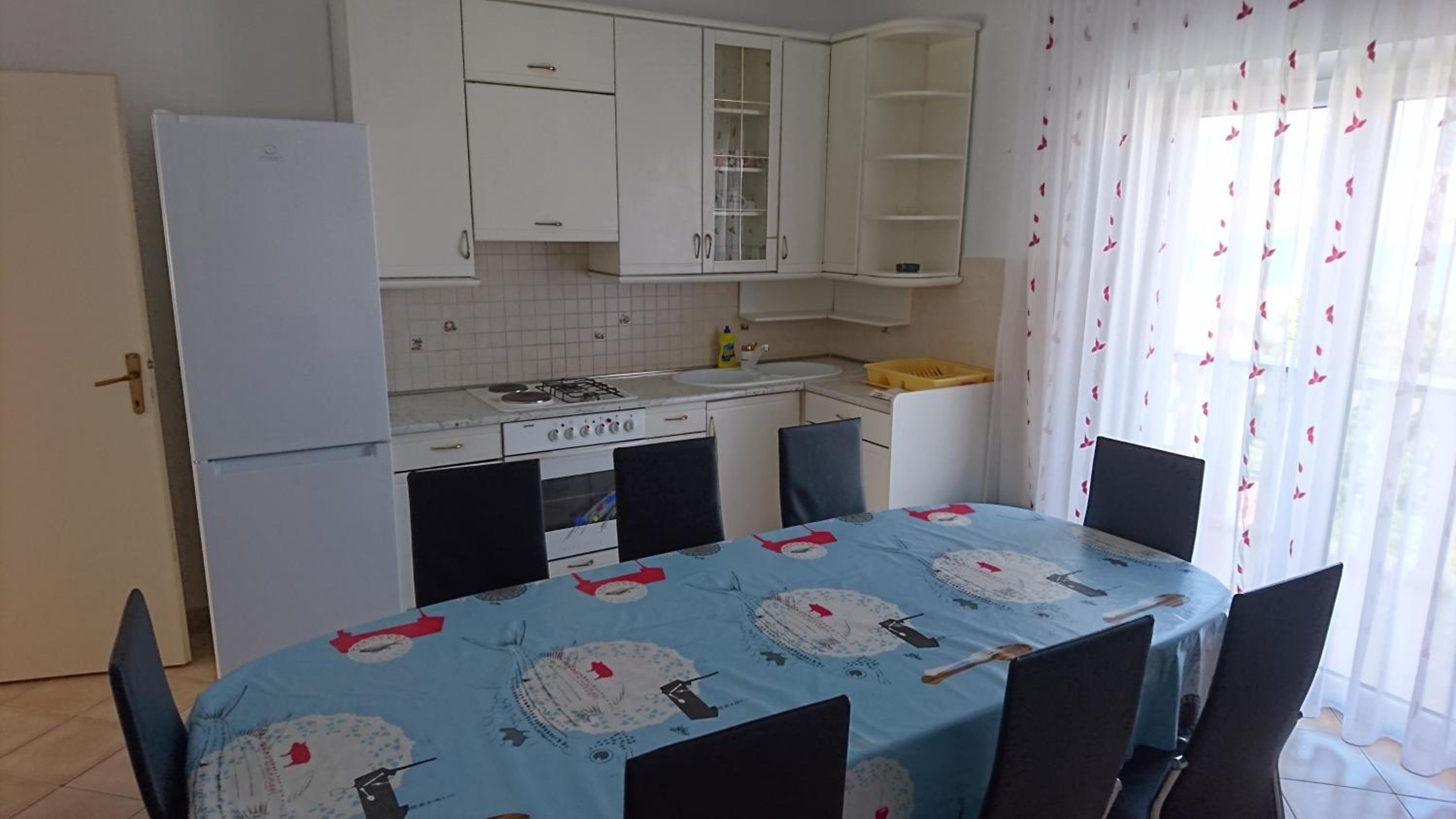 Four-Bedroom Apartment with Sea View - Photo 8