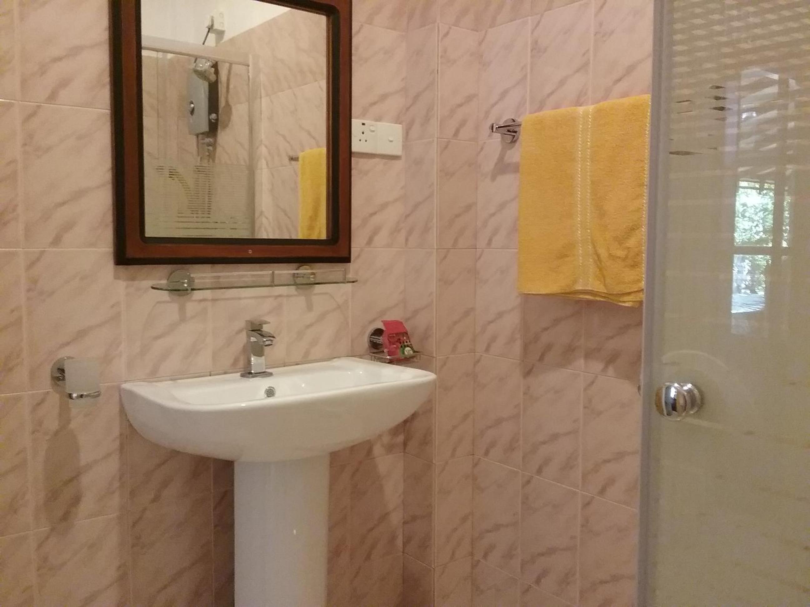 Deluxe Double Room (2 Adults + 1 Child) photo 3