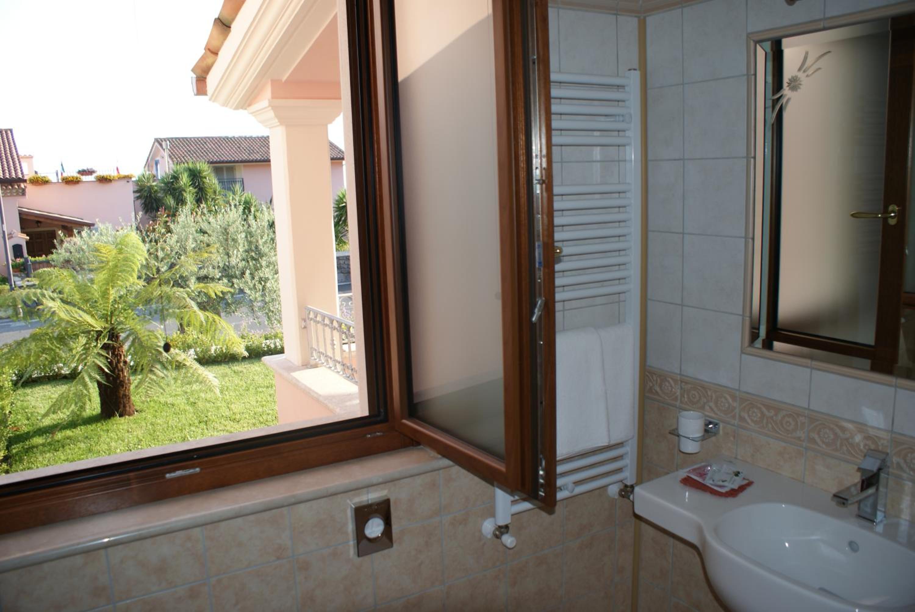 Suite with Terrace (4 Adults) - Photo 8