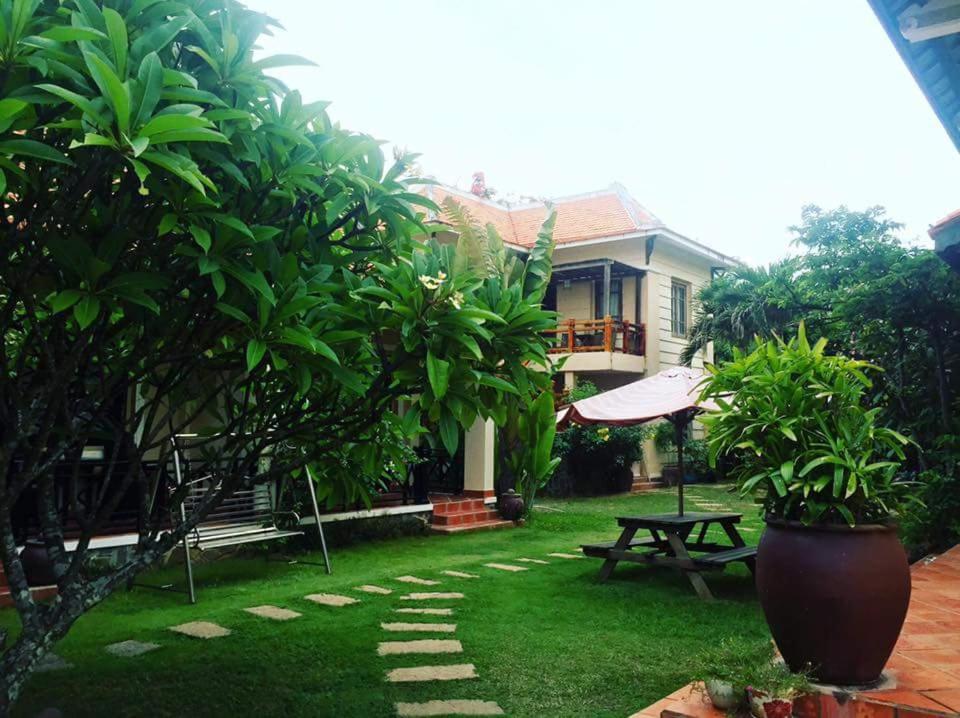 Bungalow with Garden View - Photo 7