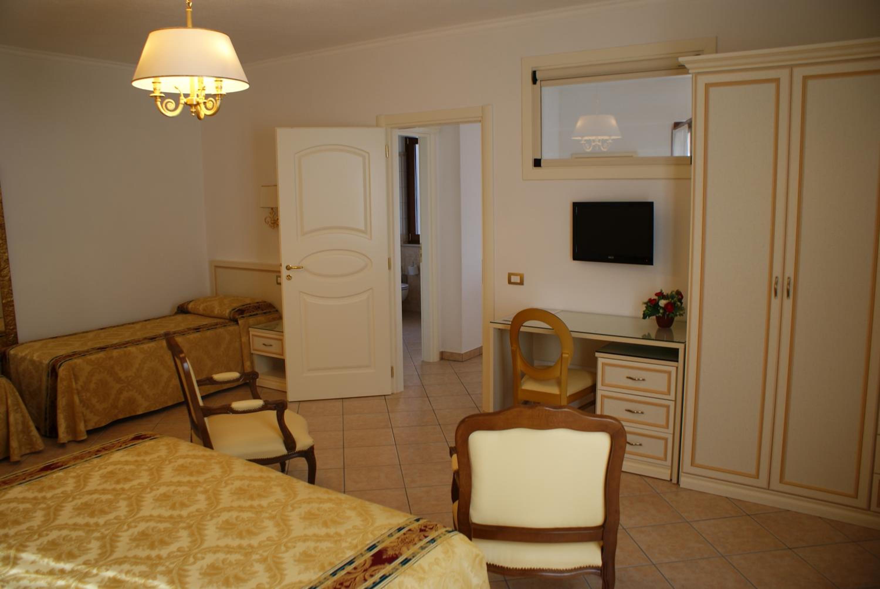 Suite with Terrace (4 Adults) - Photo 5