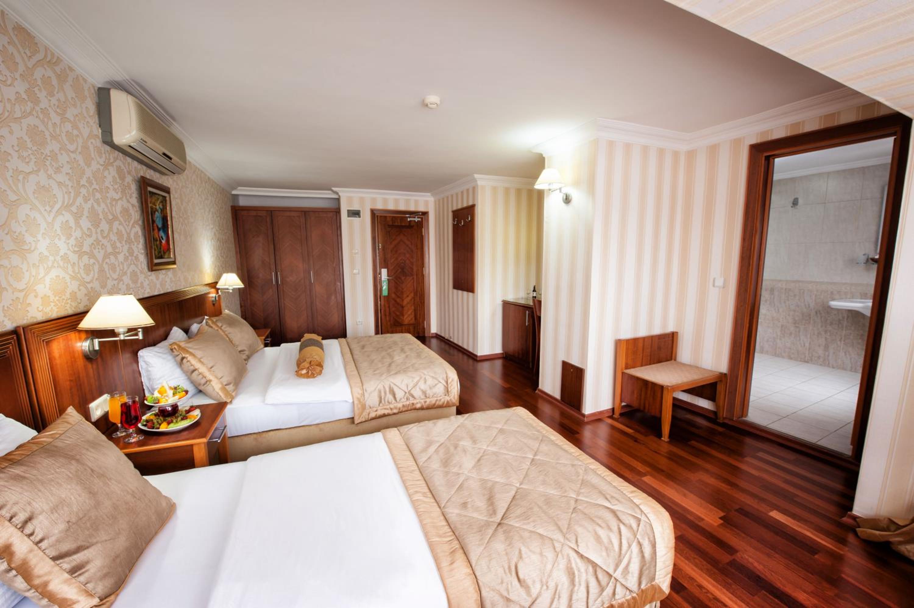 Deluxe Junior Suite photo 3