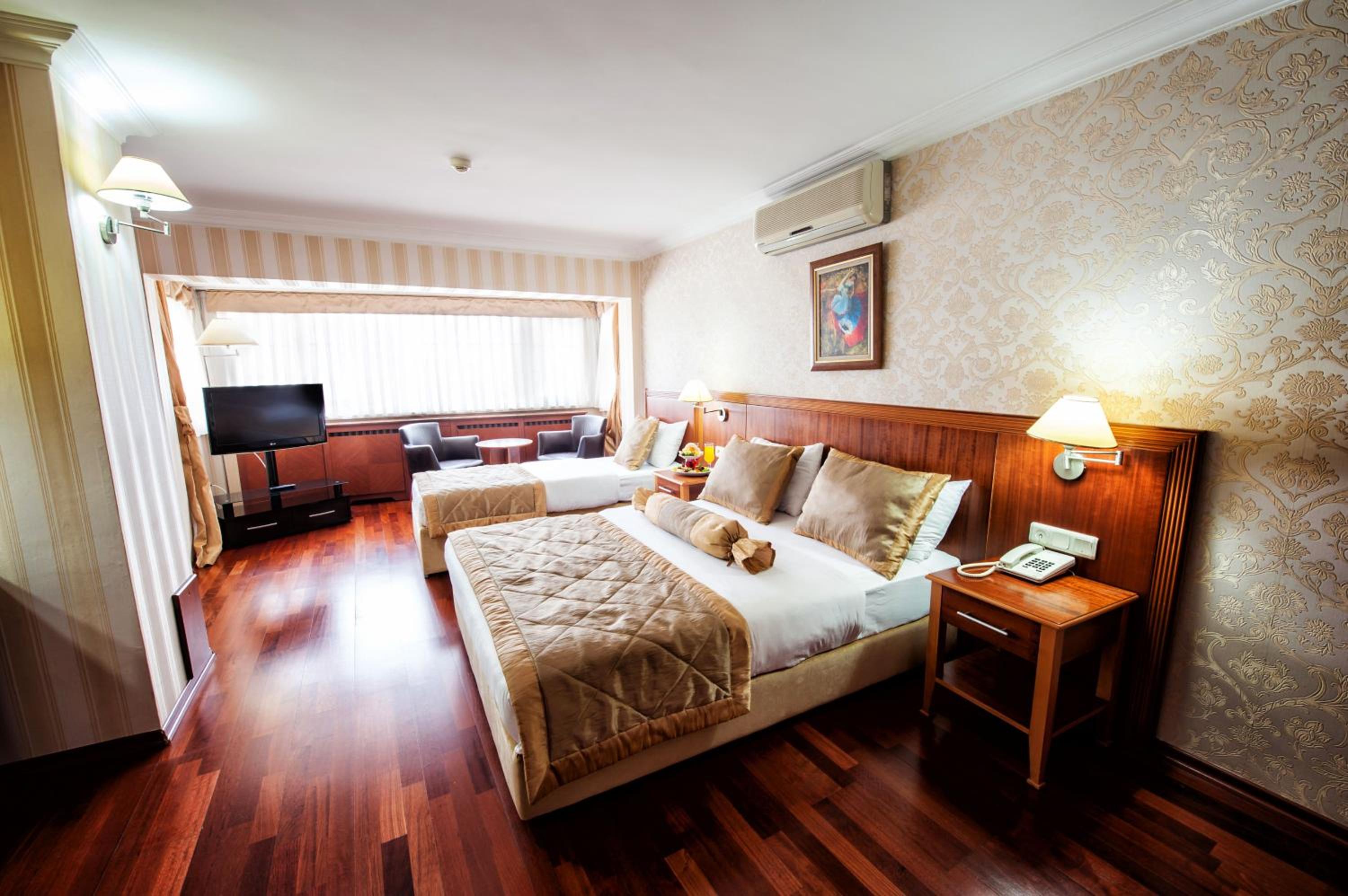 Deluxe Junior Suite photo 2