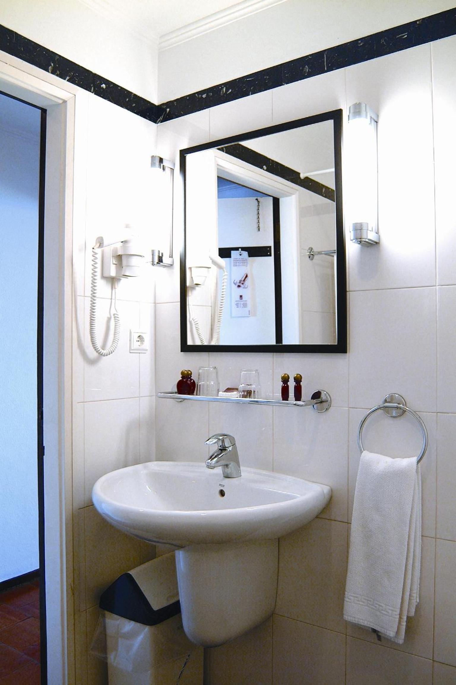 Standard Double Room - Photo 4