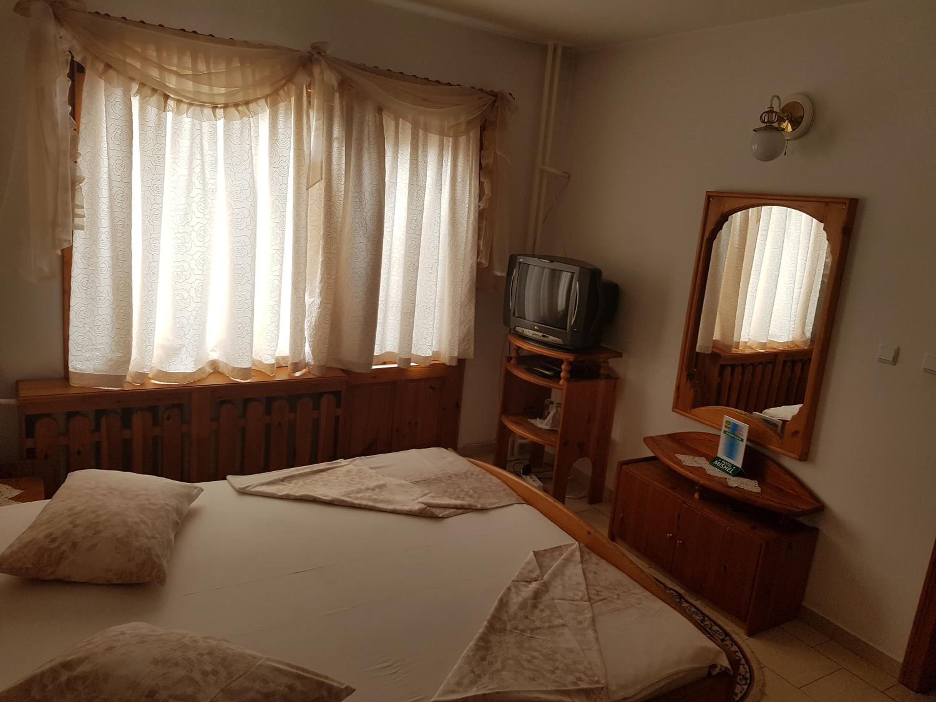 Double Room with Balcony - Photo 3