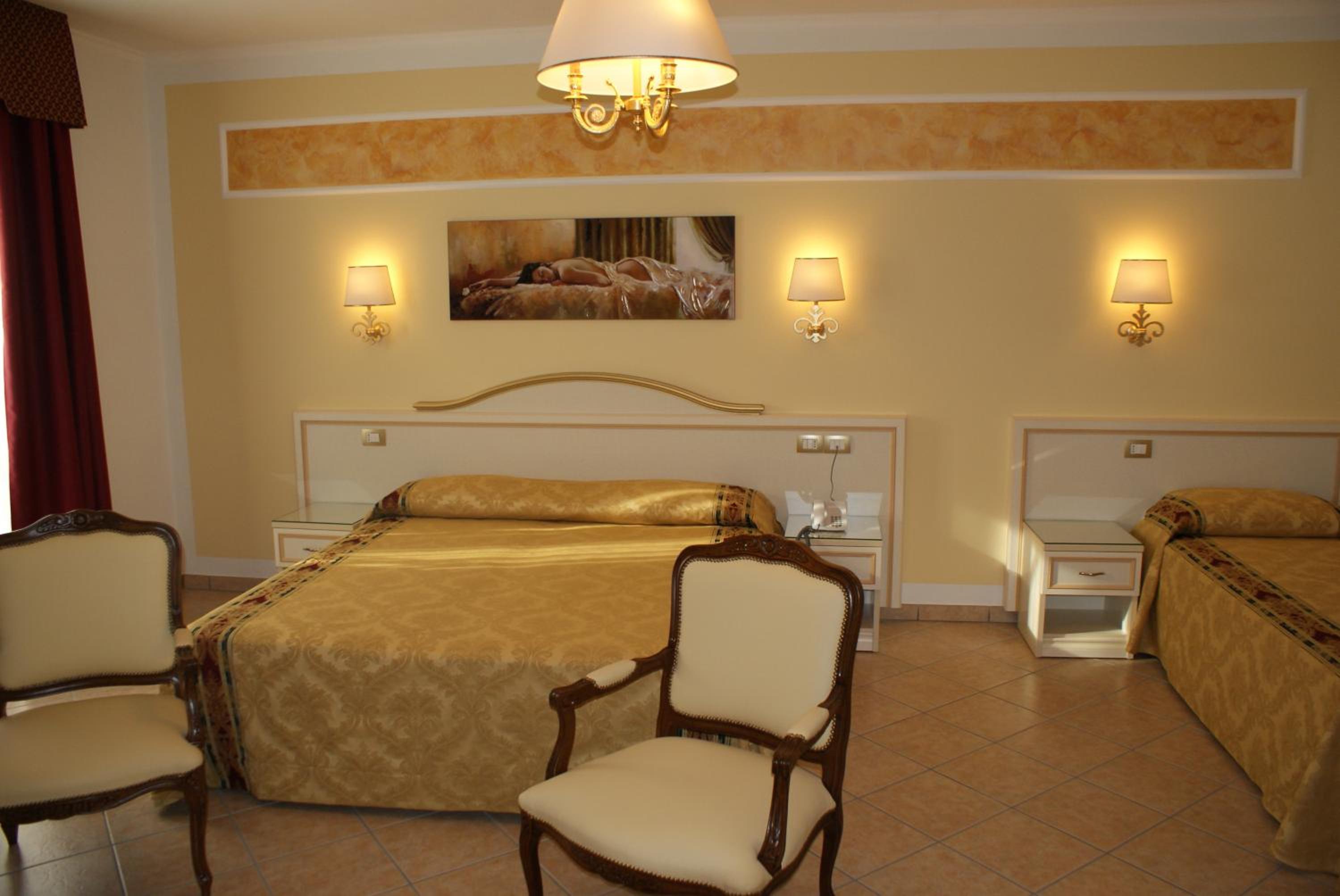 Suite with Terrace (4 Adults) - Photo 7