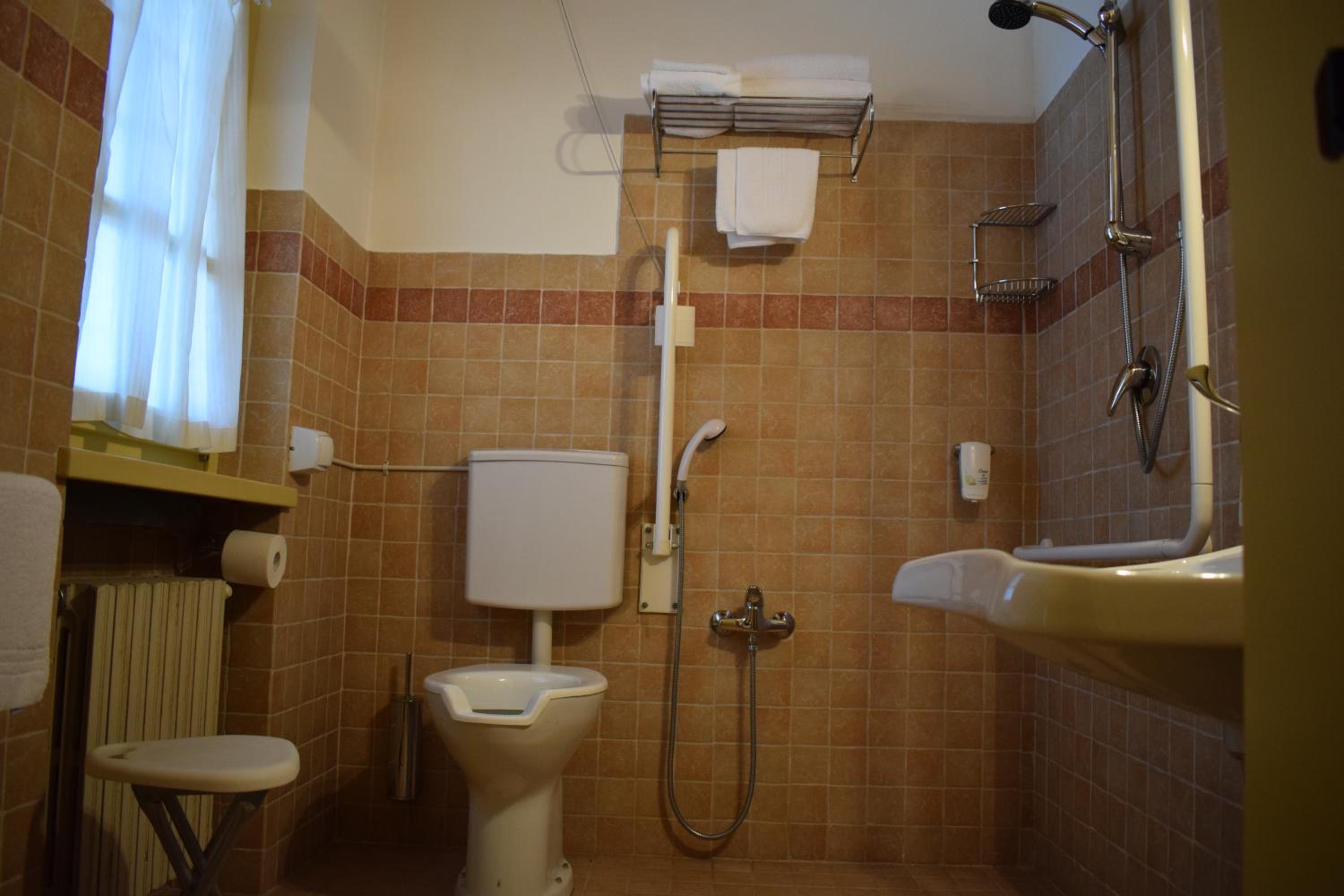 Twin Room - Disability Access photo 2