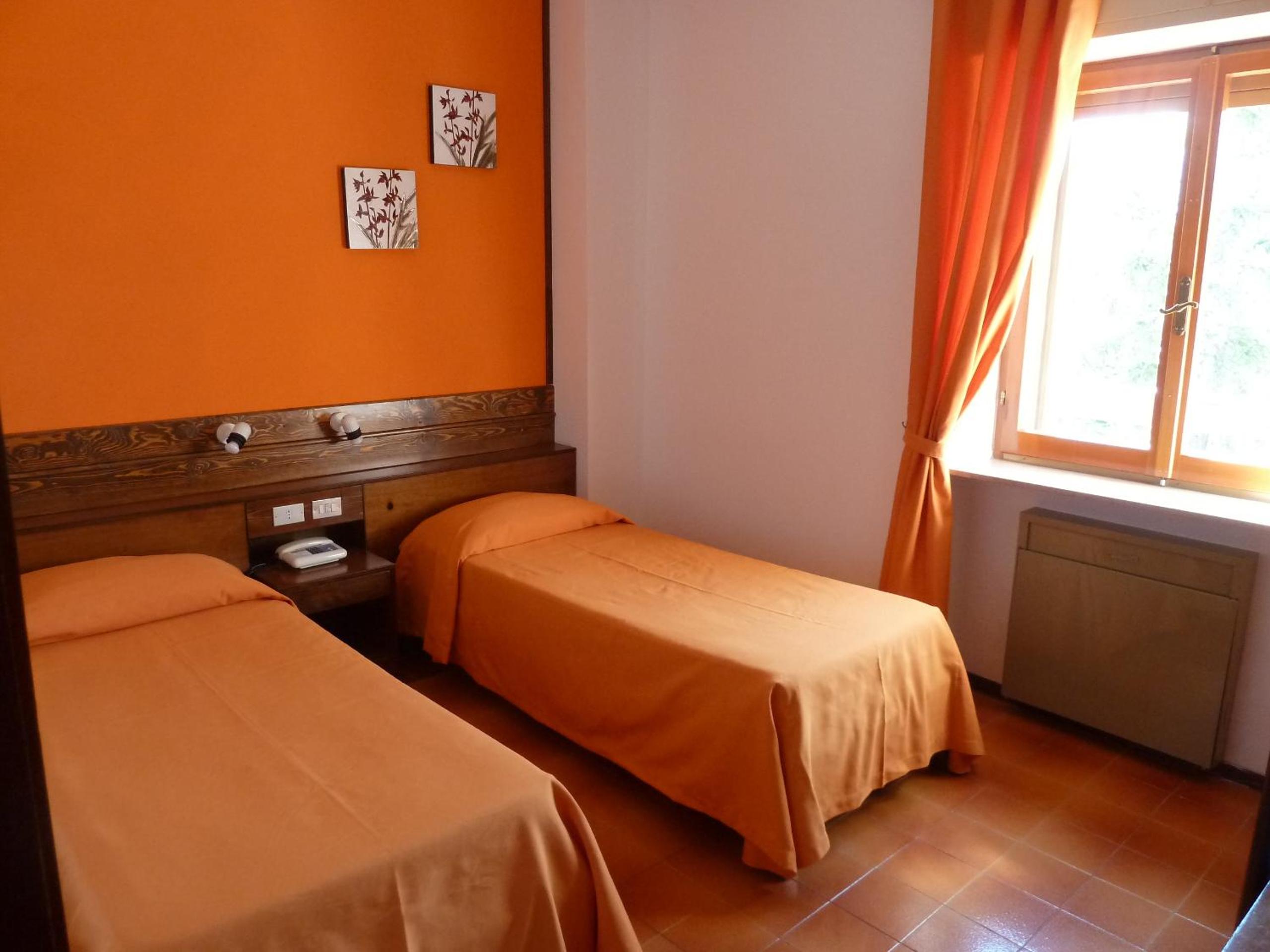 Twin Room with Private Bathroom photo 1