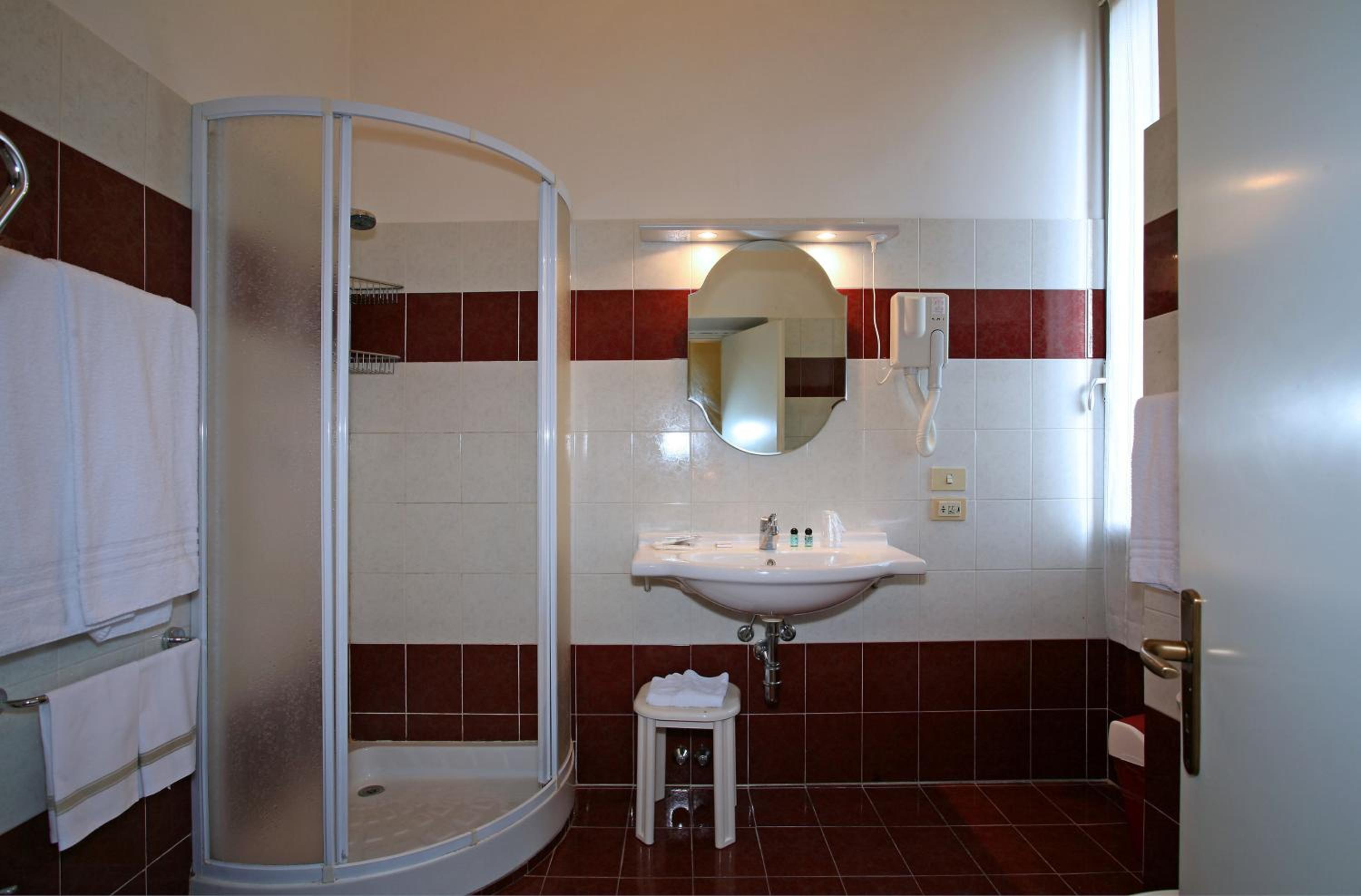 Classic Double Room thumbnail 6