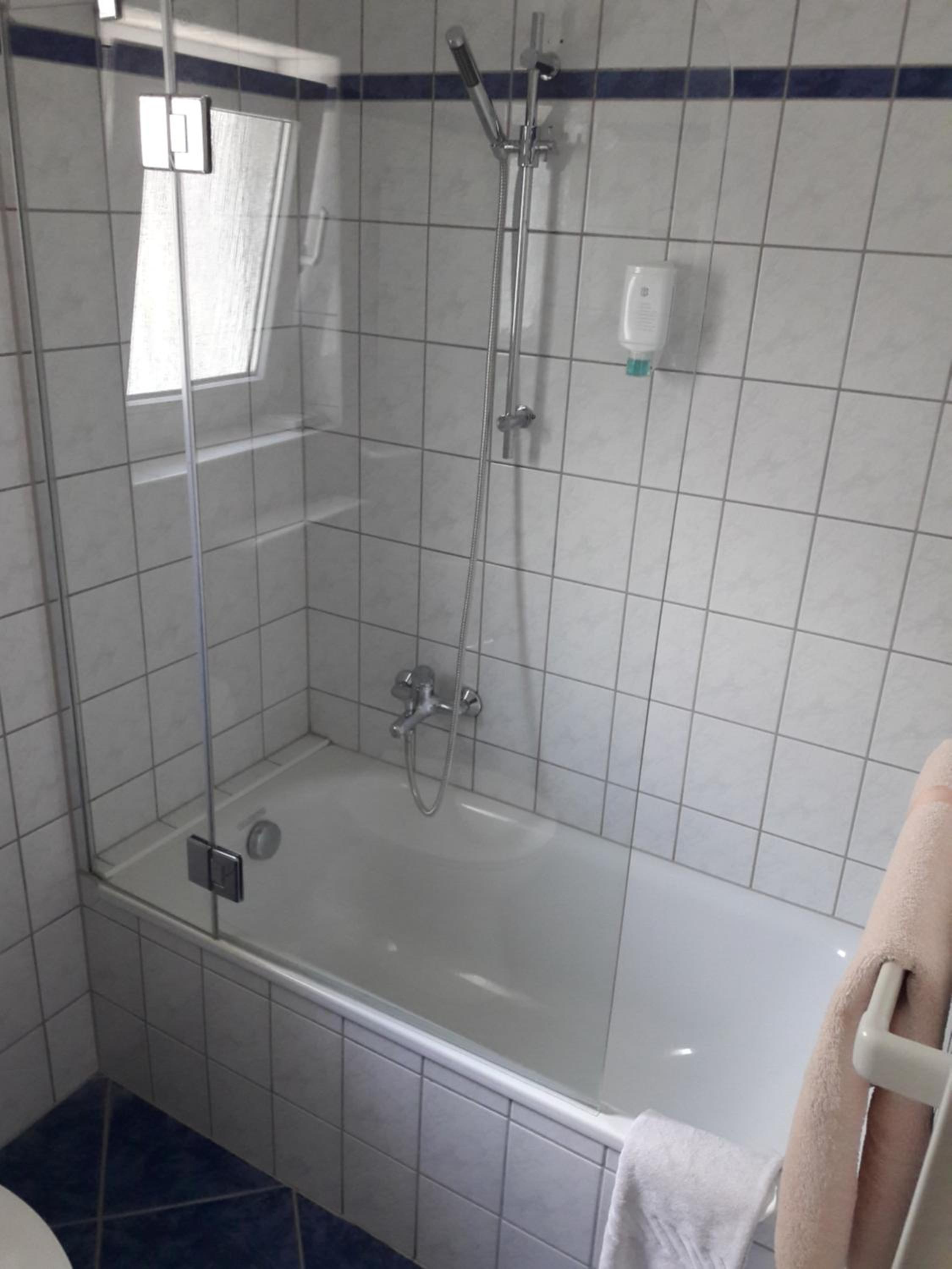 Single Room with Bath photo 3