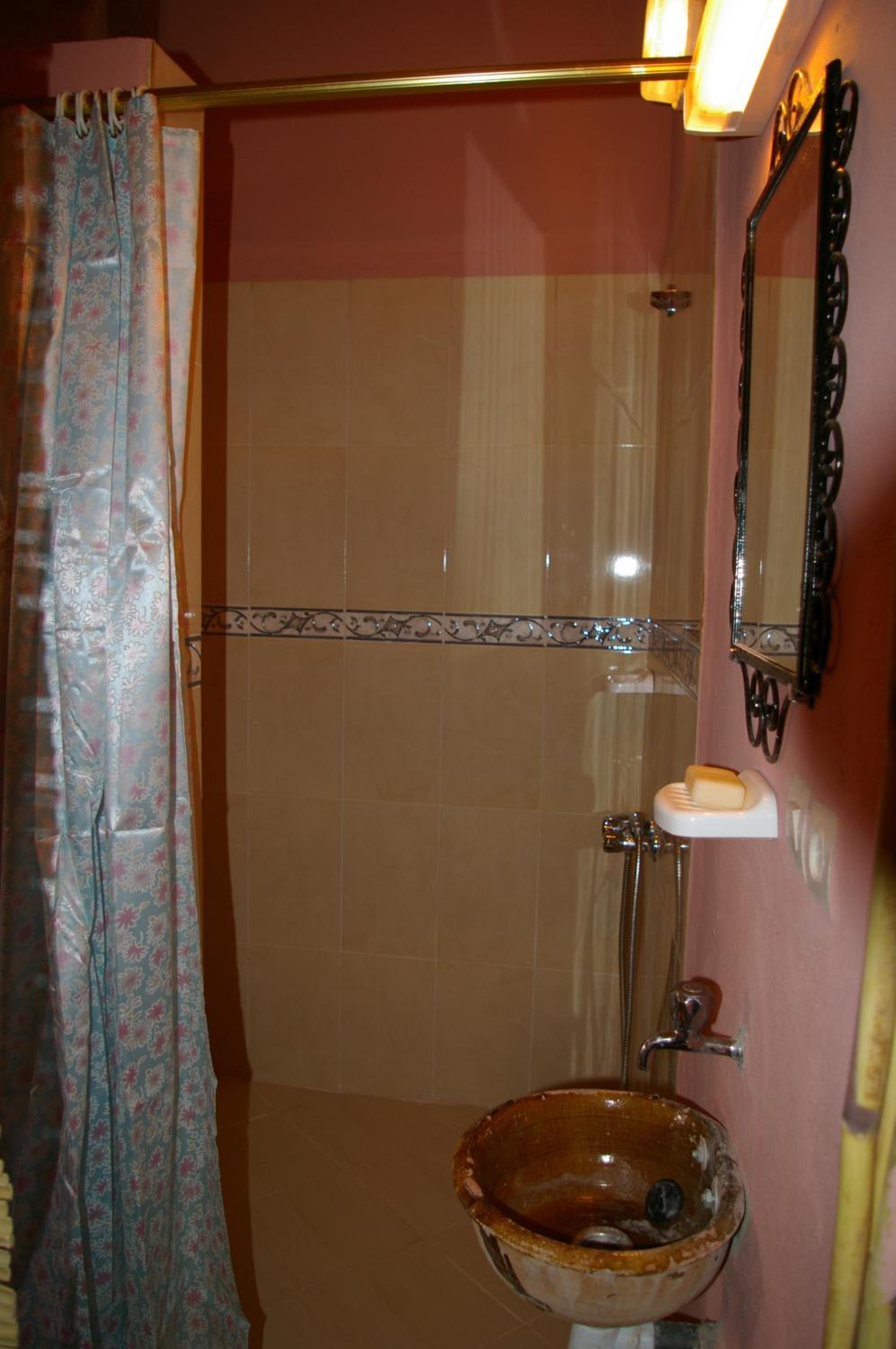 Standard Twin Room - Photo 6