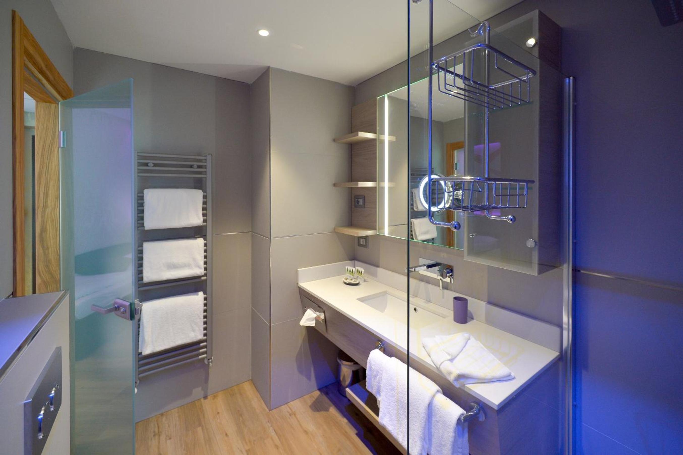 Junior Suite with Lake View photo 2