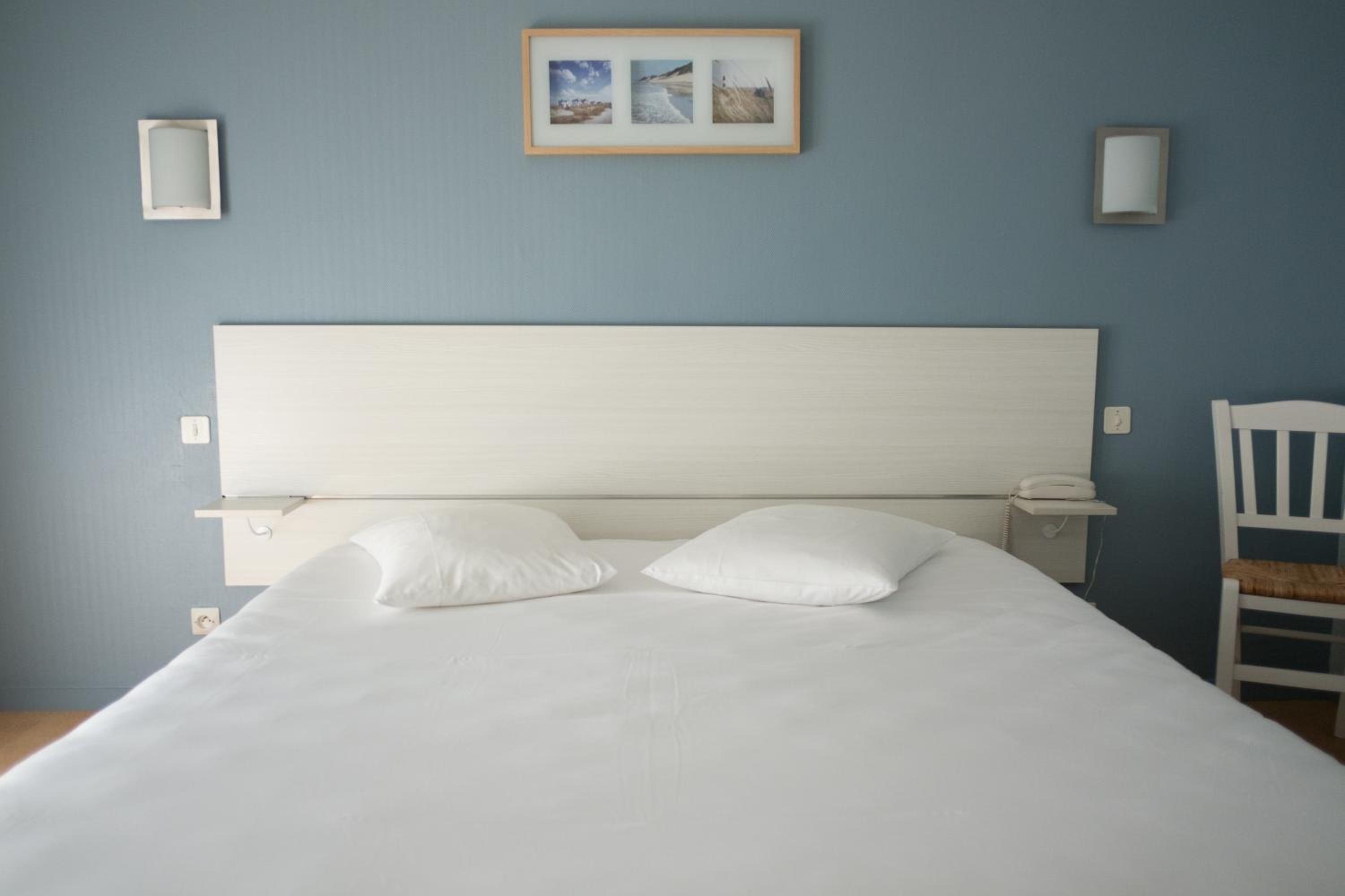 Standard Double Room with Shower - Photo 2