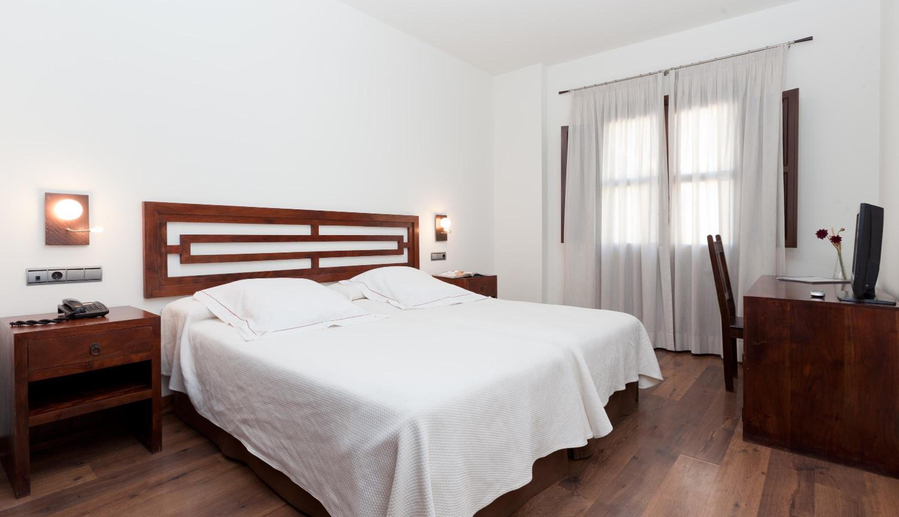 Double or Twin Room - Photo 4