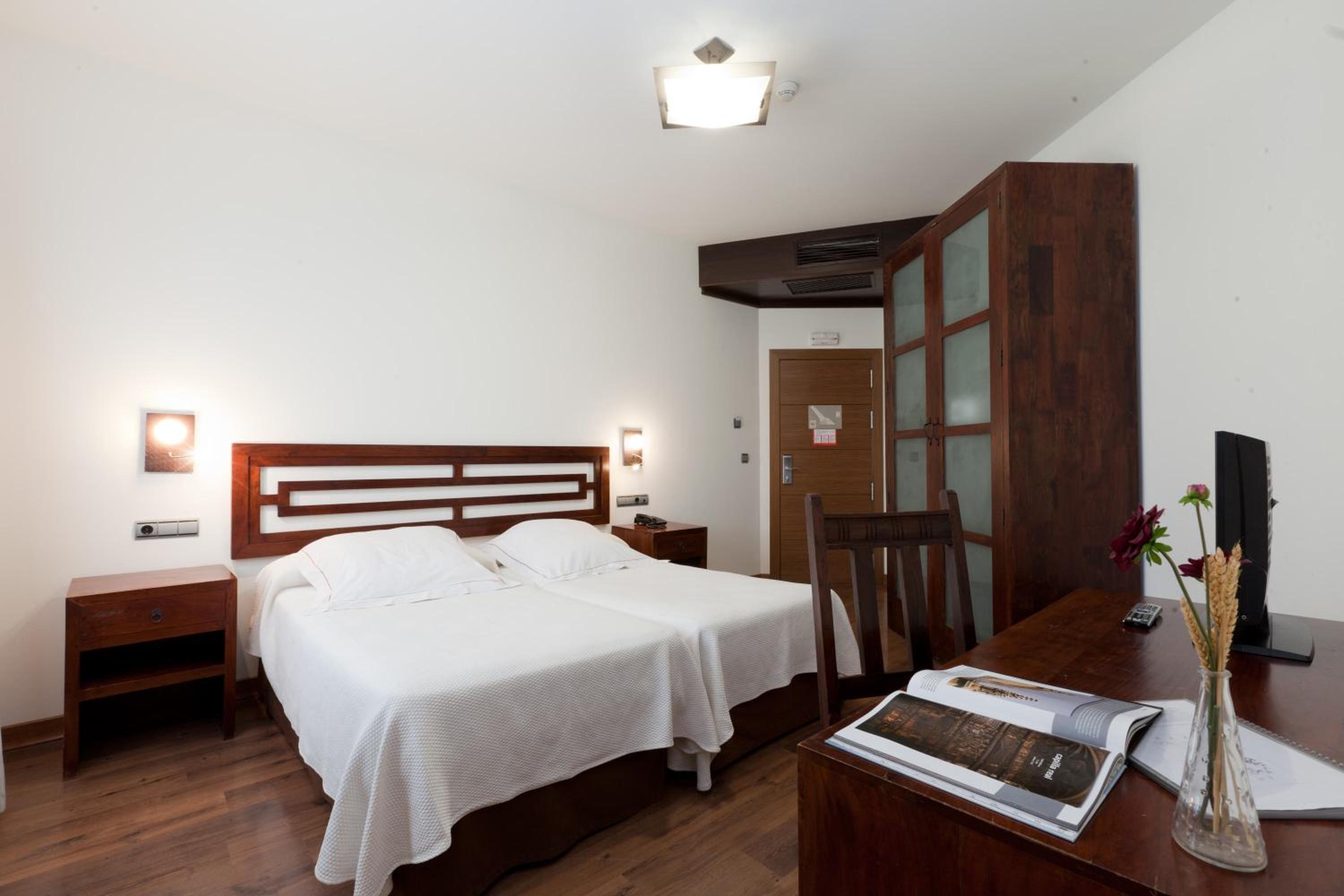 Double or Twin Room - Photo 3