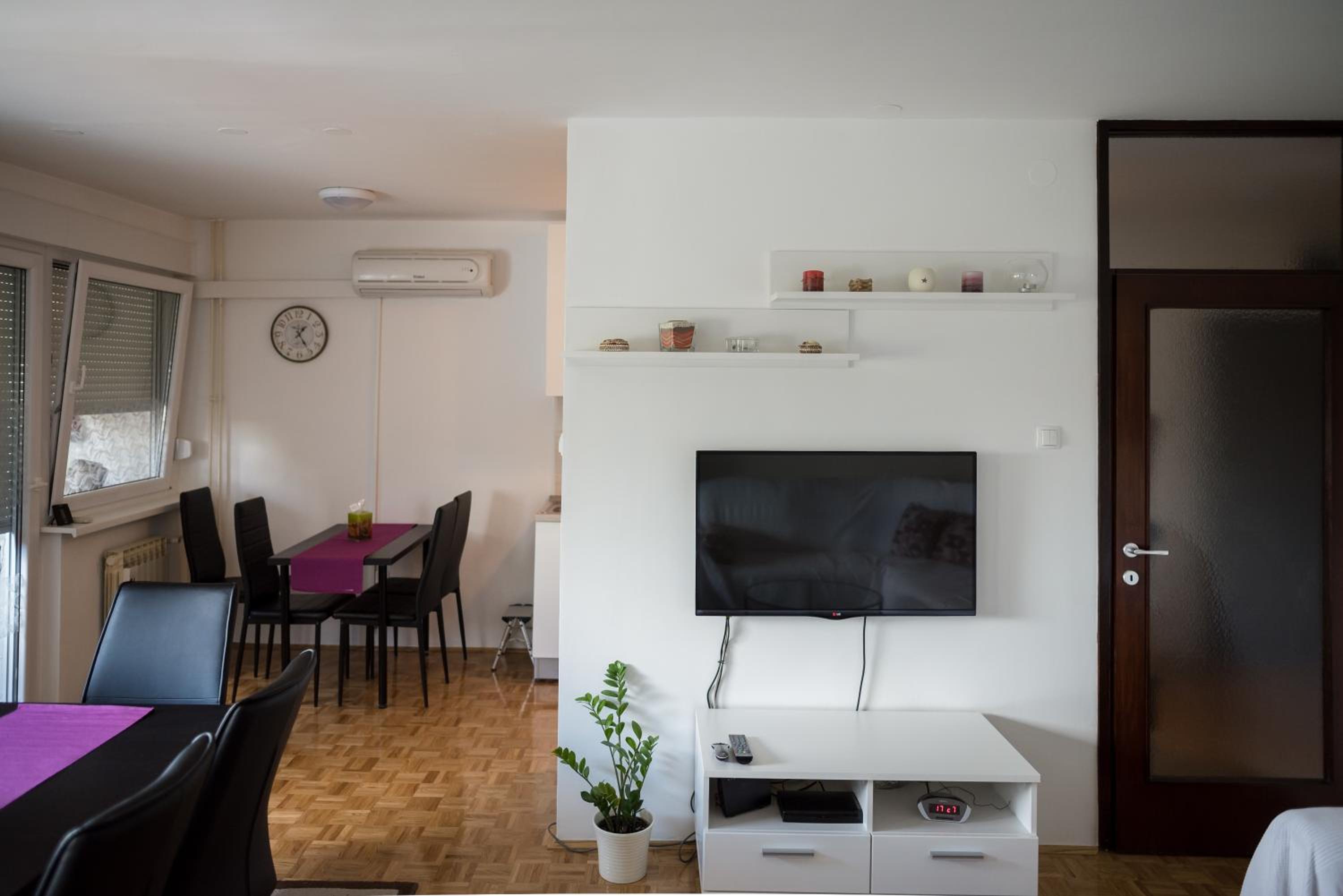 One-Bedroom Apartment photo 1