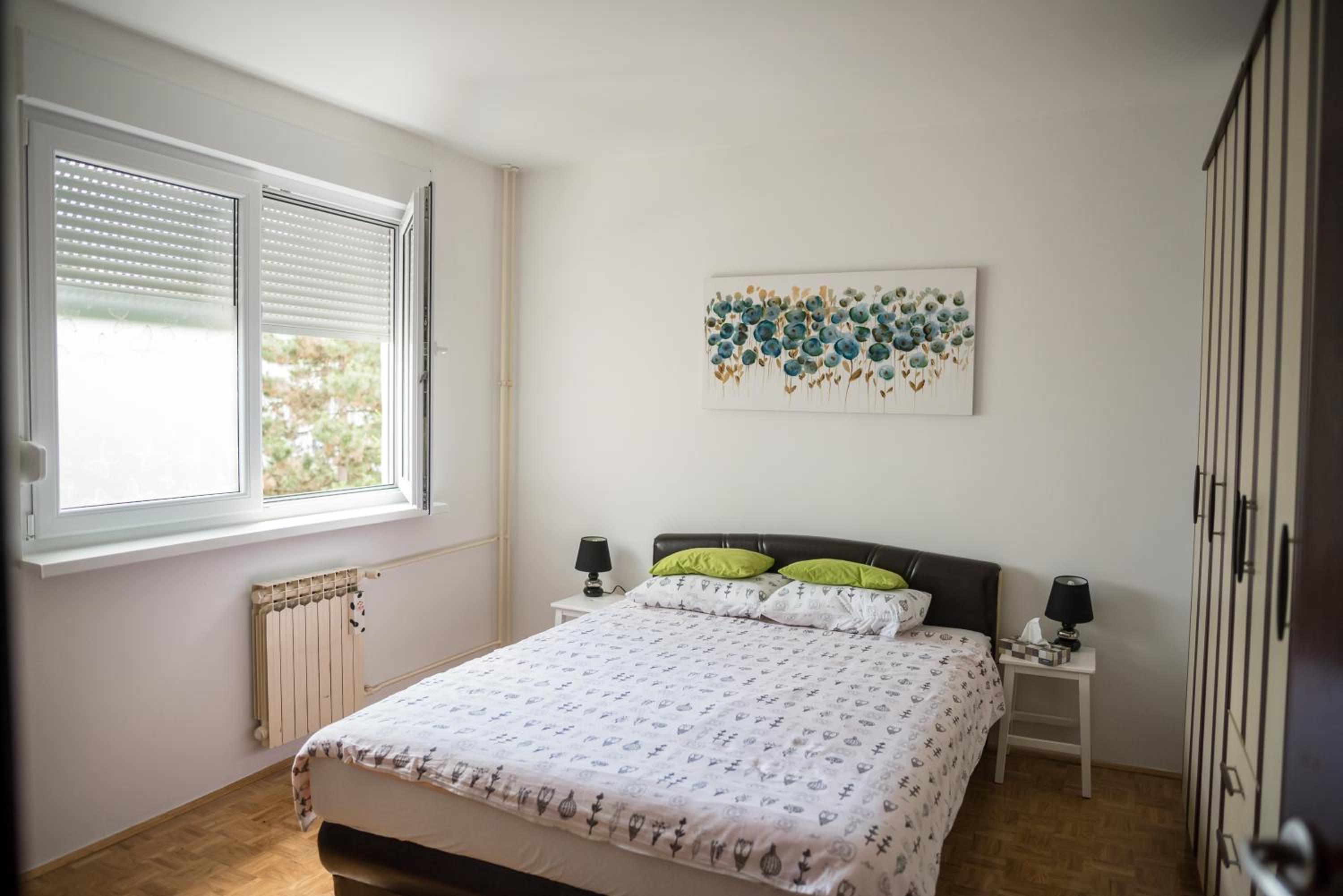 One-Bedroom Apartment photo 2