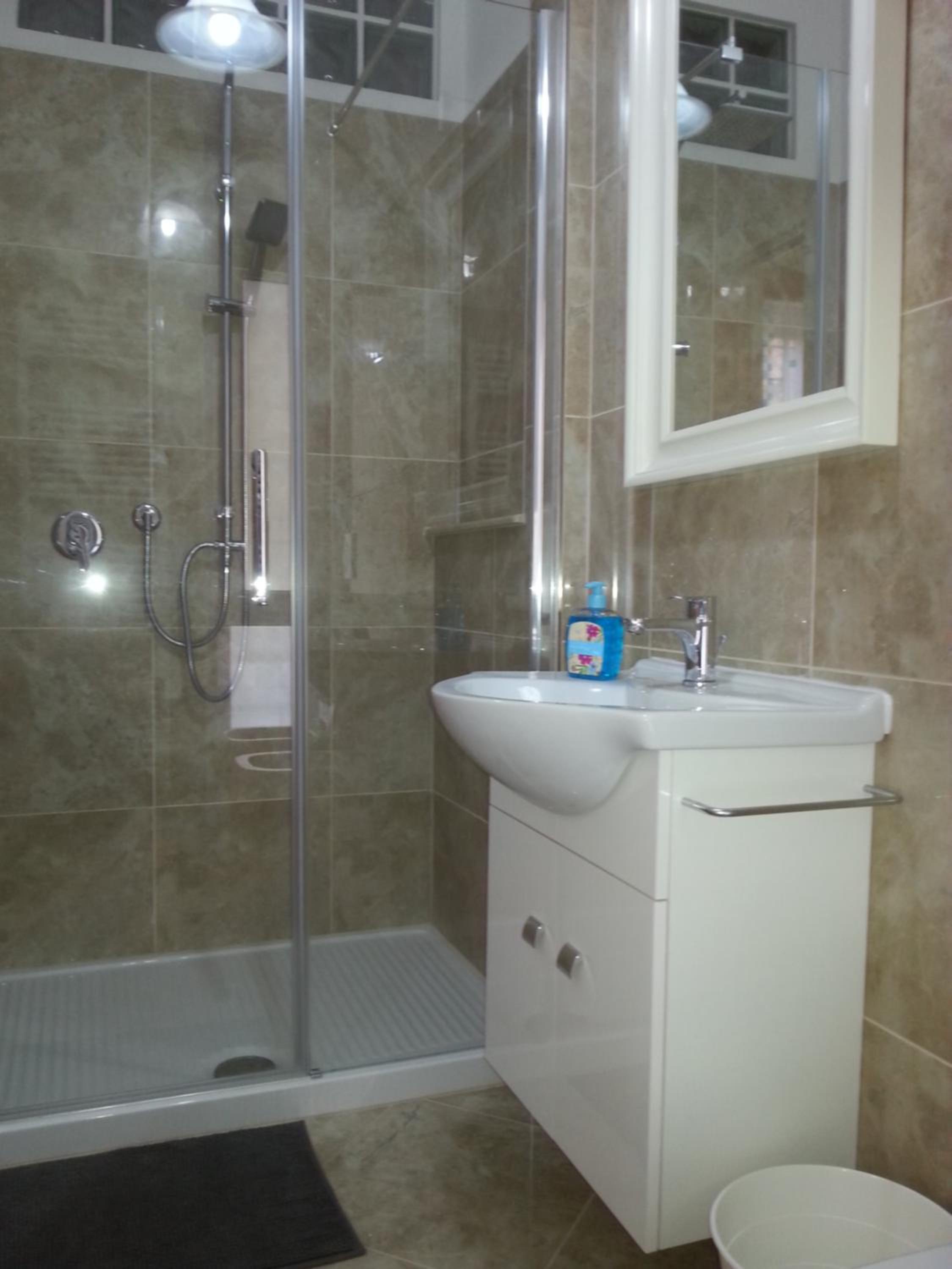 Twin Room with Private Bathroom - Photo 23