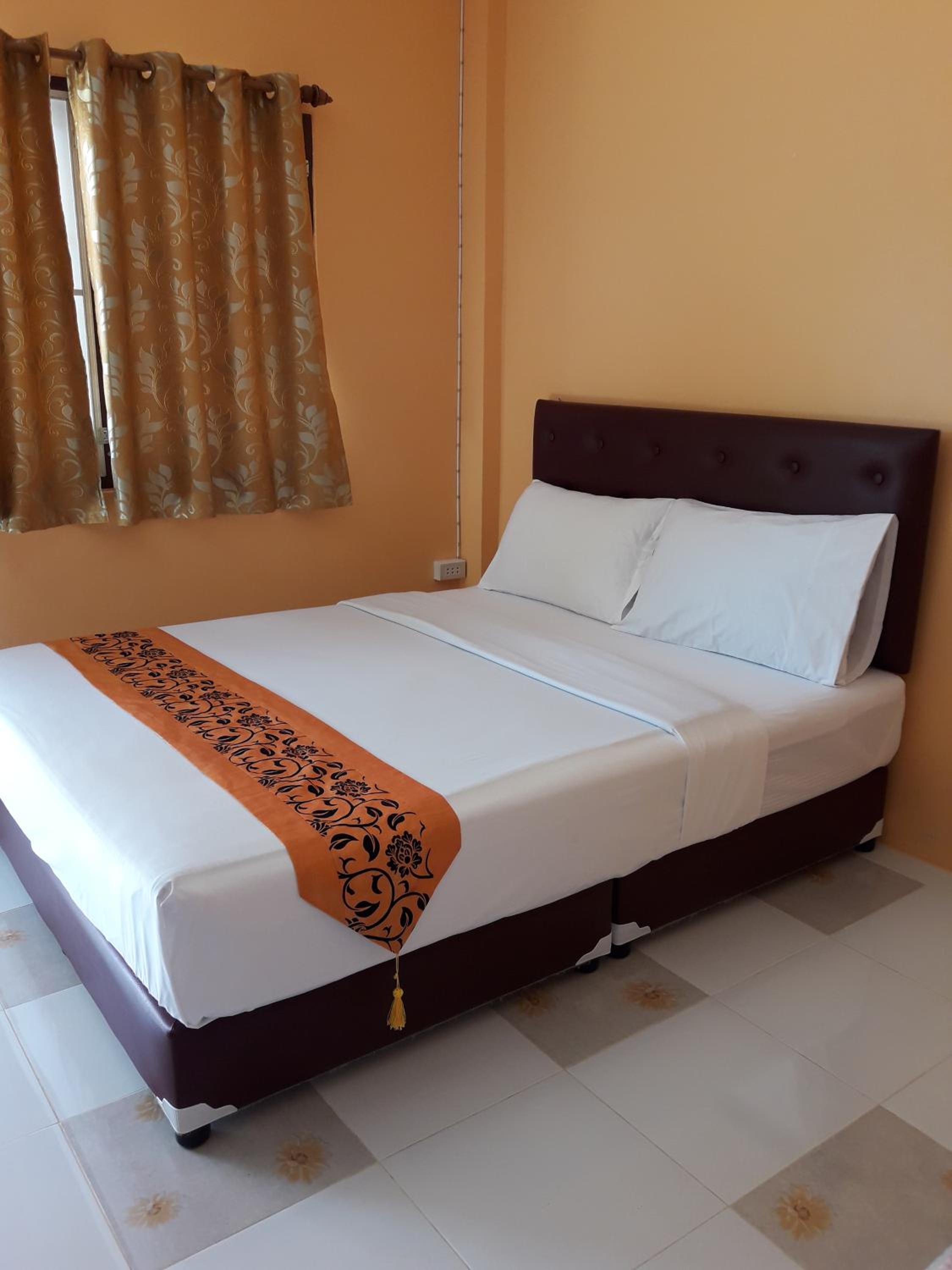 Standard Queen Room - Photo 10