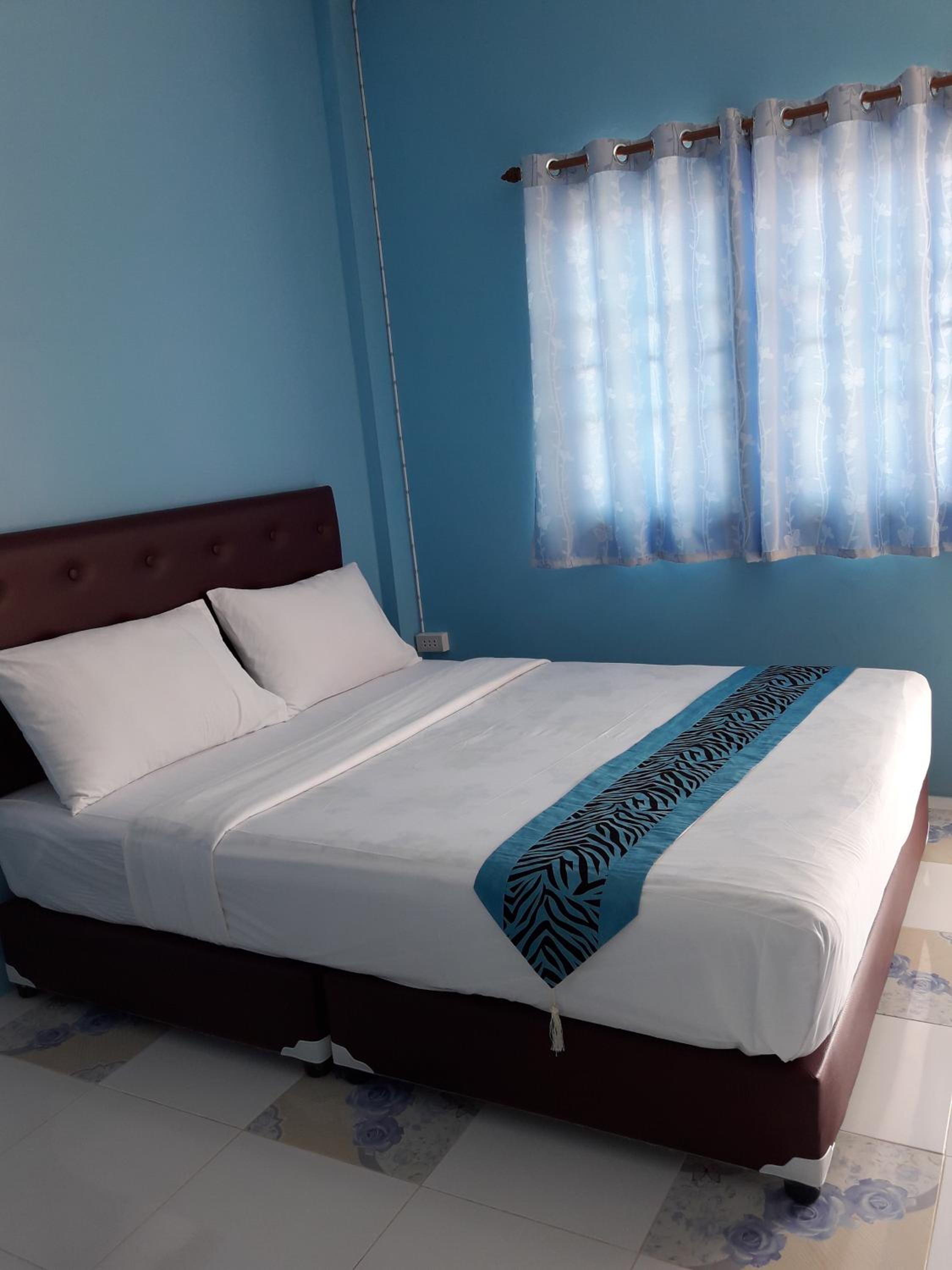 Standard Queen Room - Photo 9