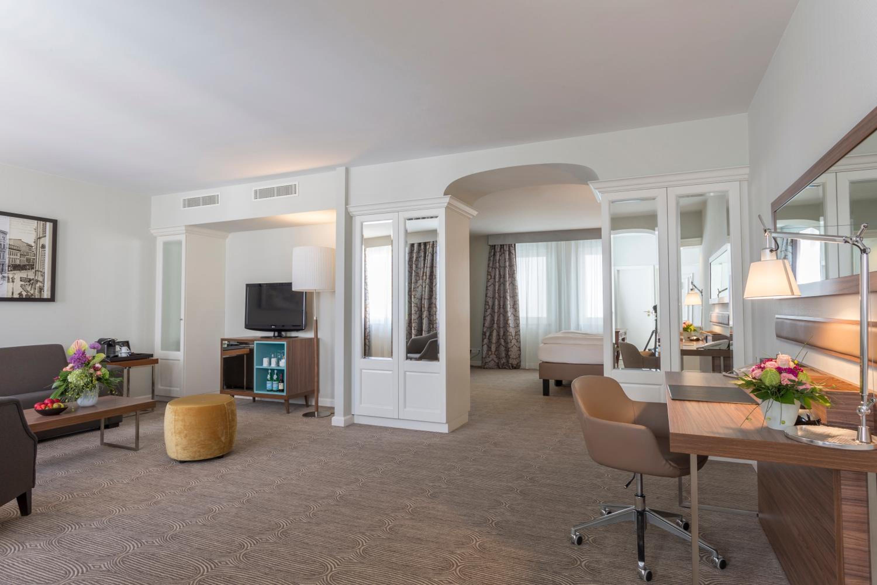 Suite - Photo 14
