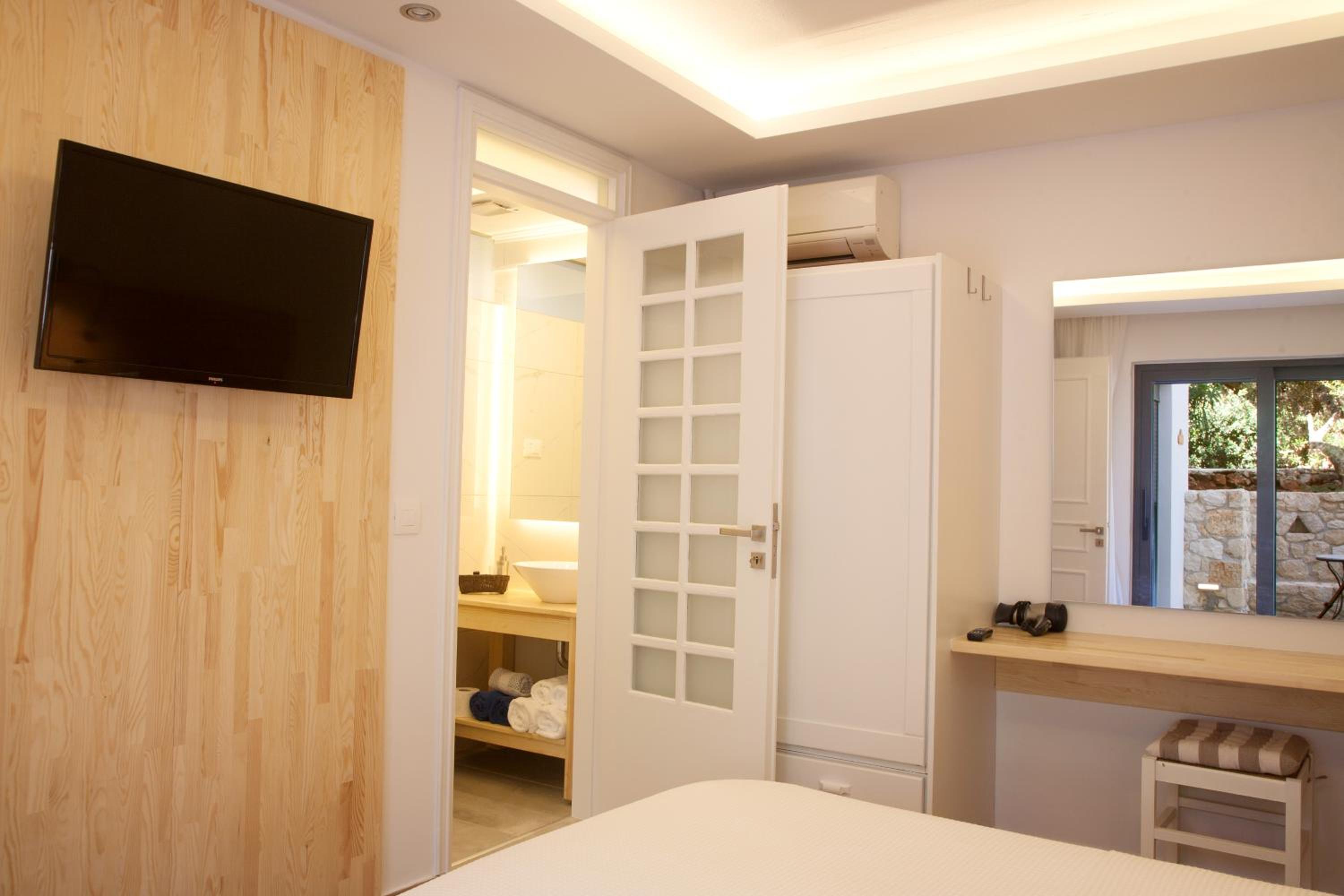 Family Two-Bedroom Apartment with Garden View