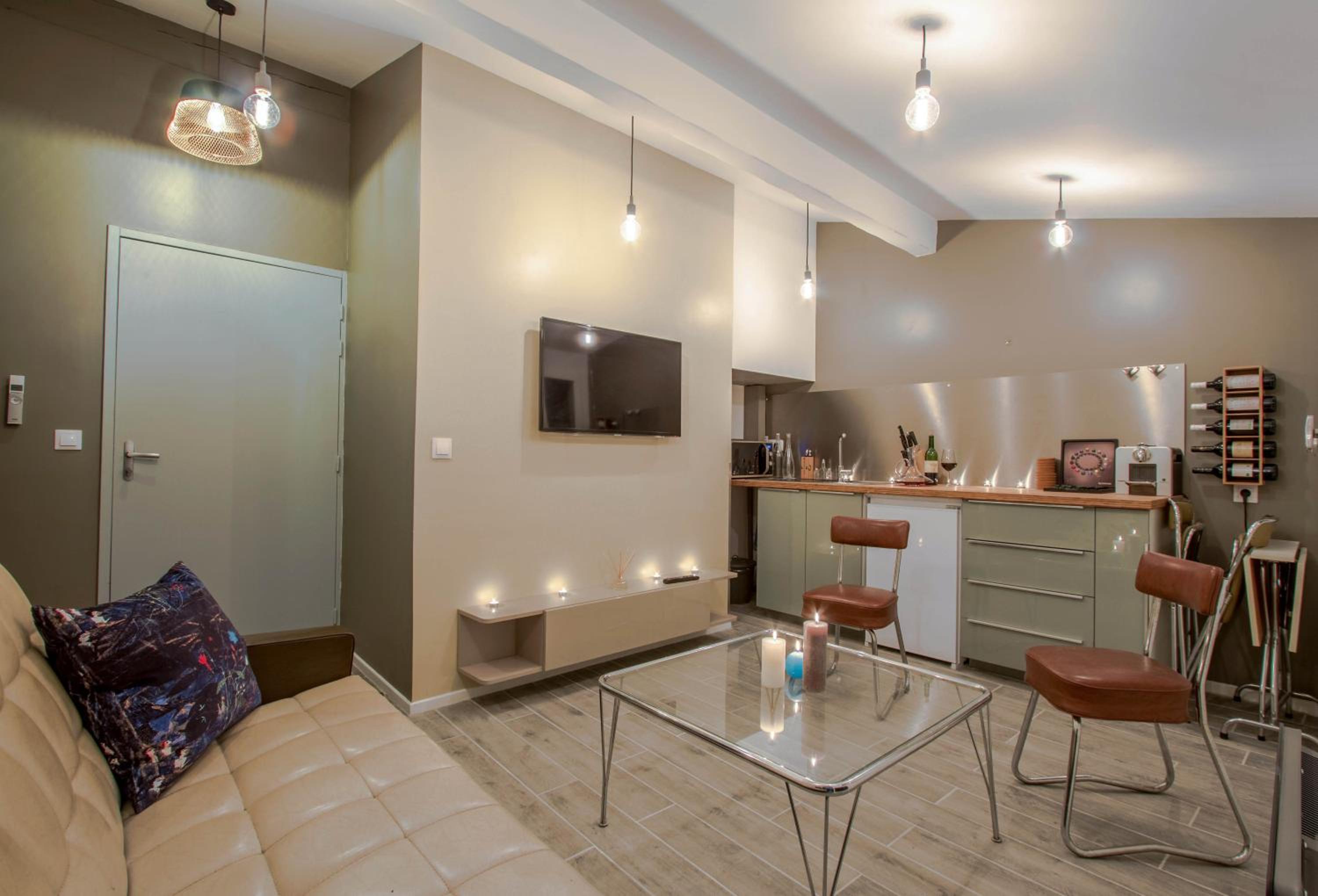 One-Bedroom Apartment - Skyline View photo 1