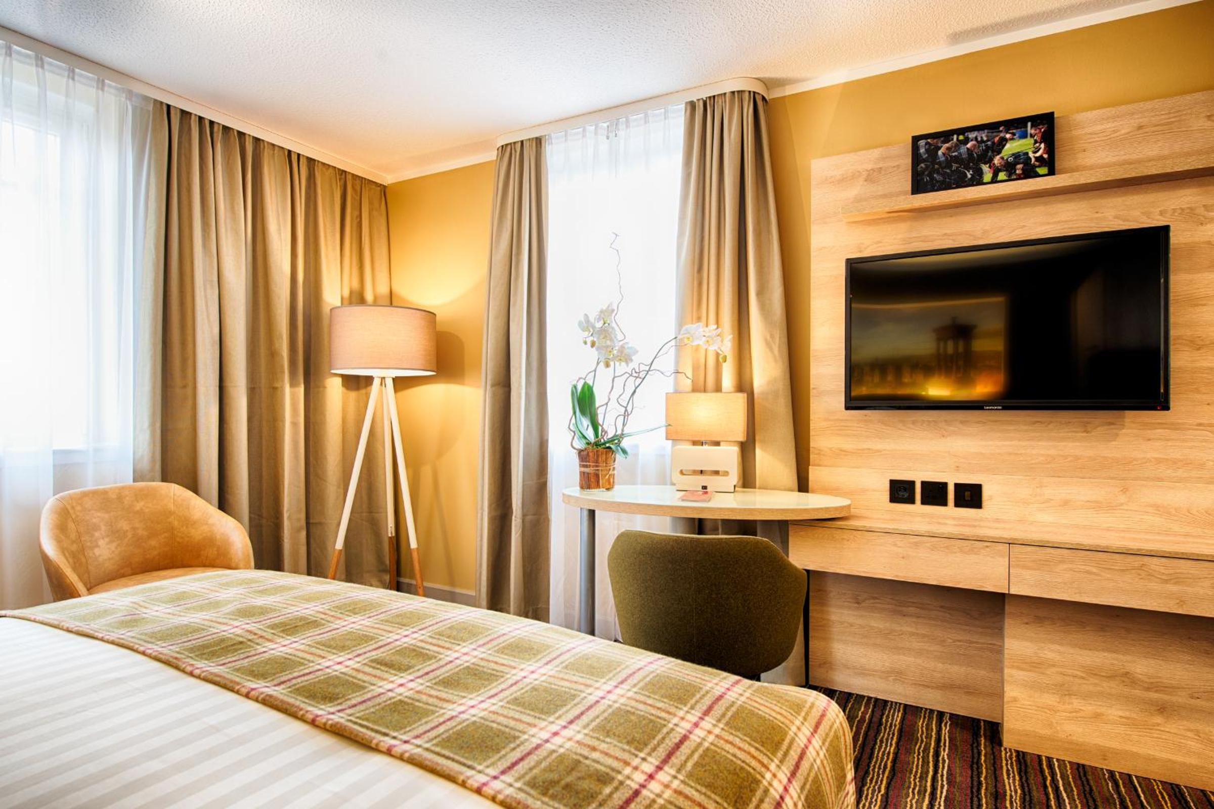 Standard King with Sofa