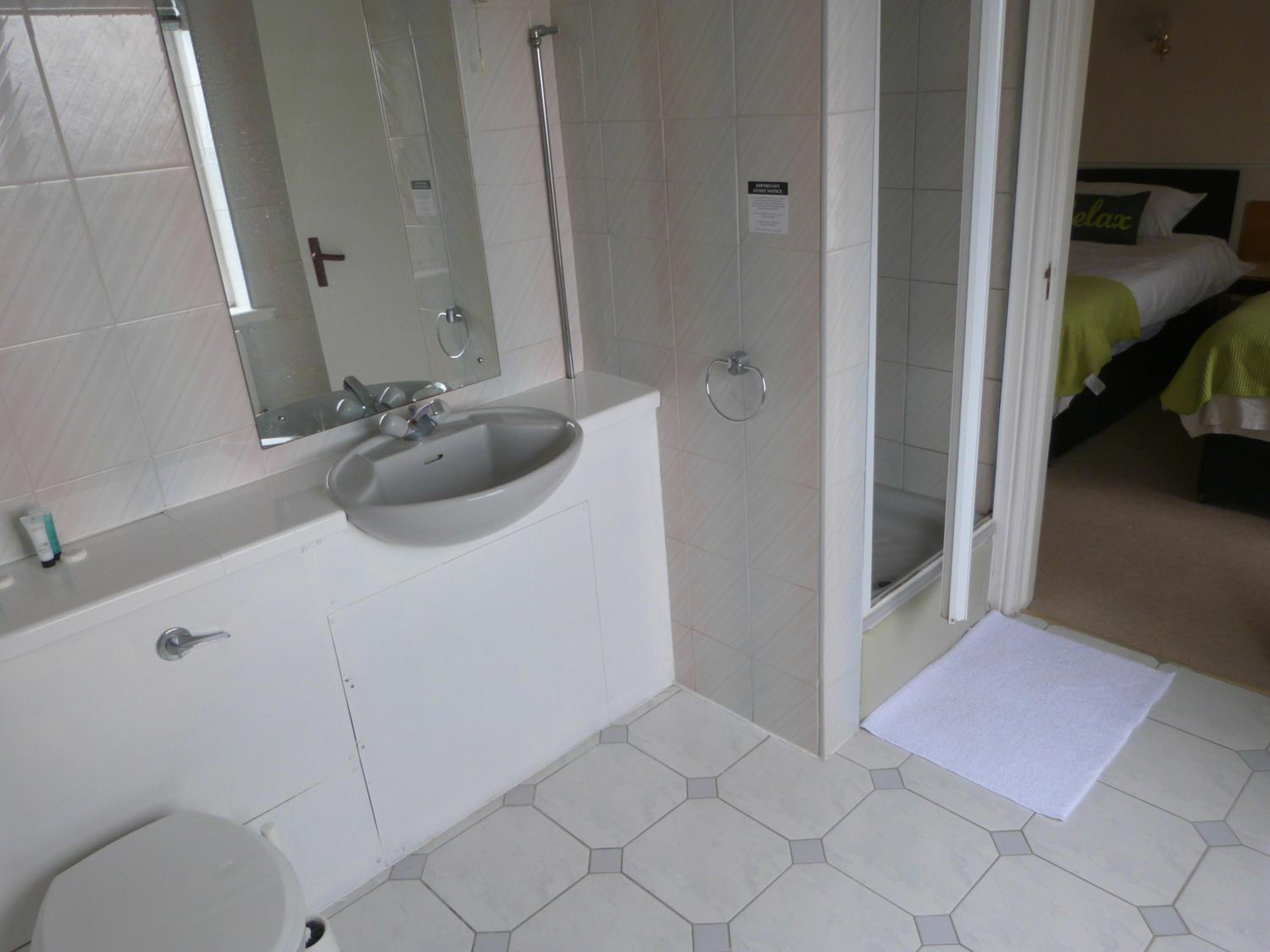 Double Room with Private Bathroom - Photo 2