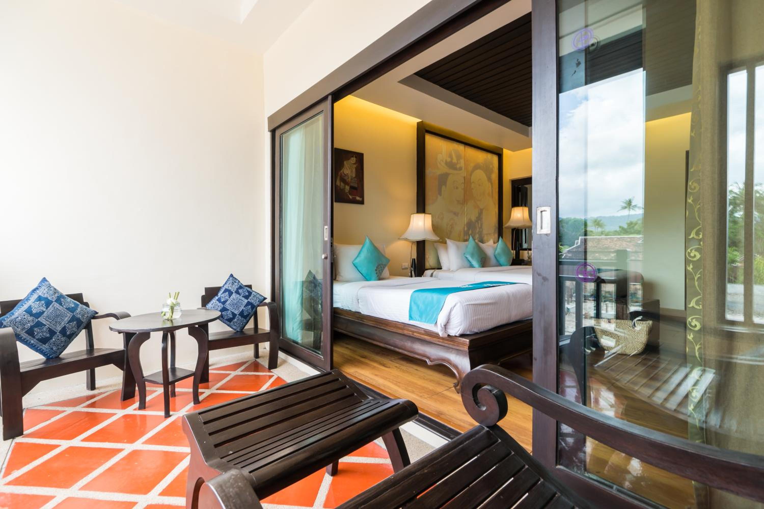 Deluxe Suite with One-Way Airport Transfer - Photo 4