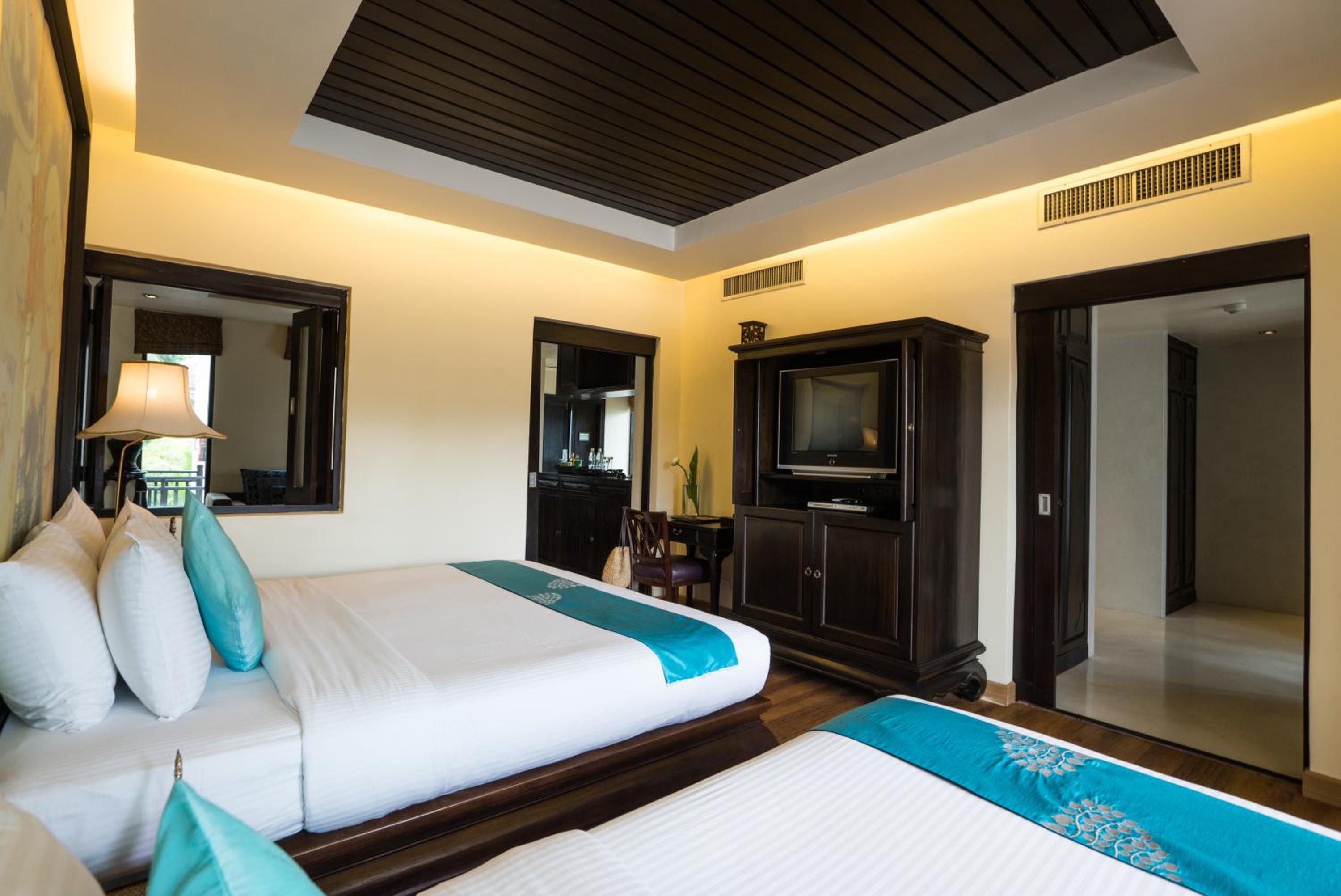 Deluxe Suite with One-Way Airport Transfer - Photo 3