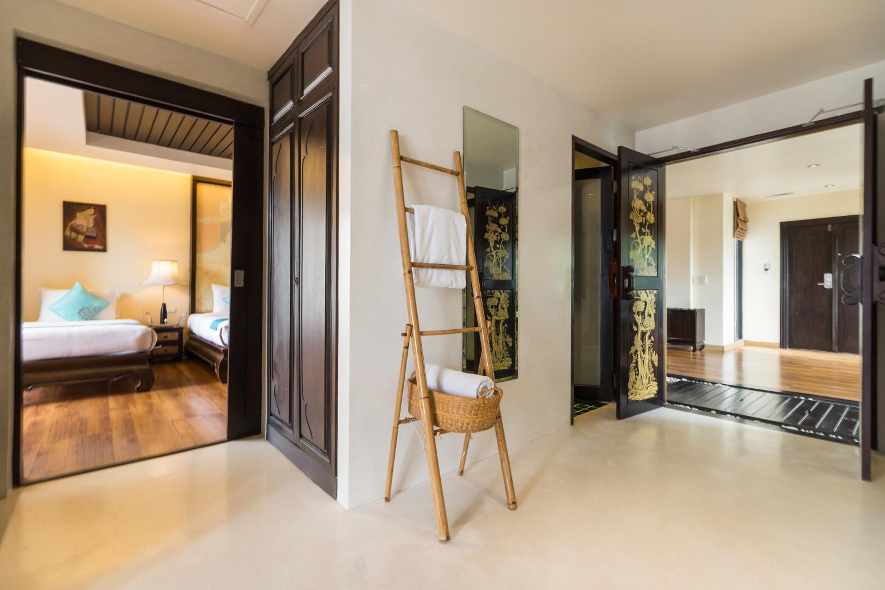 Deluxe Suite with One-Way Airport Transfer - Photo 5