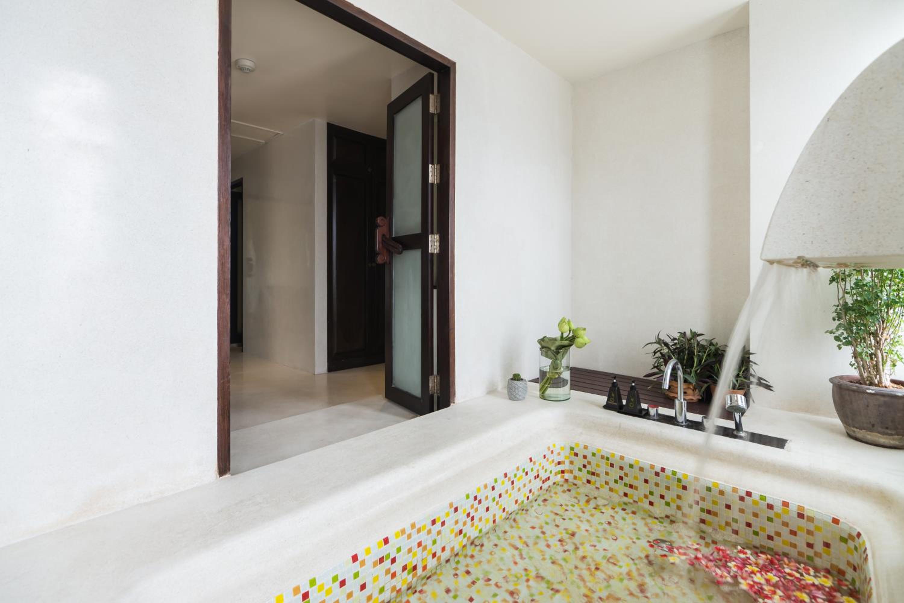 Deluxe Suite with Sea View with One-Way Airport Transfer - Photo 8