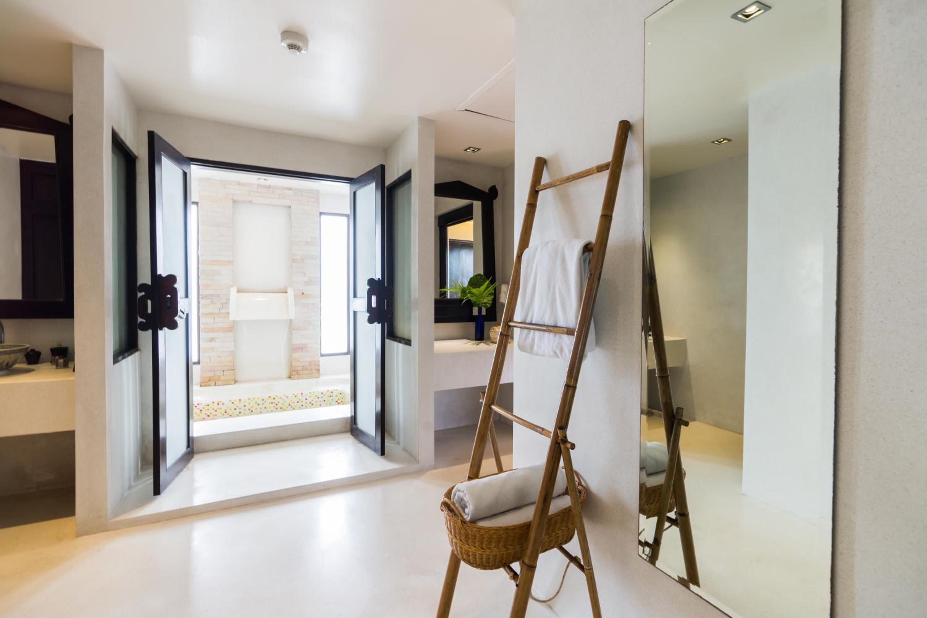 Deluxe Suite with Sea View with One-Way Airport Transfer - Photo 10