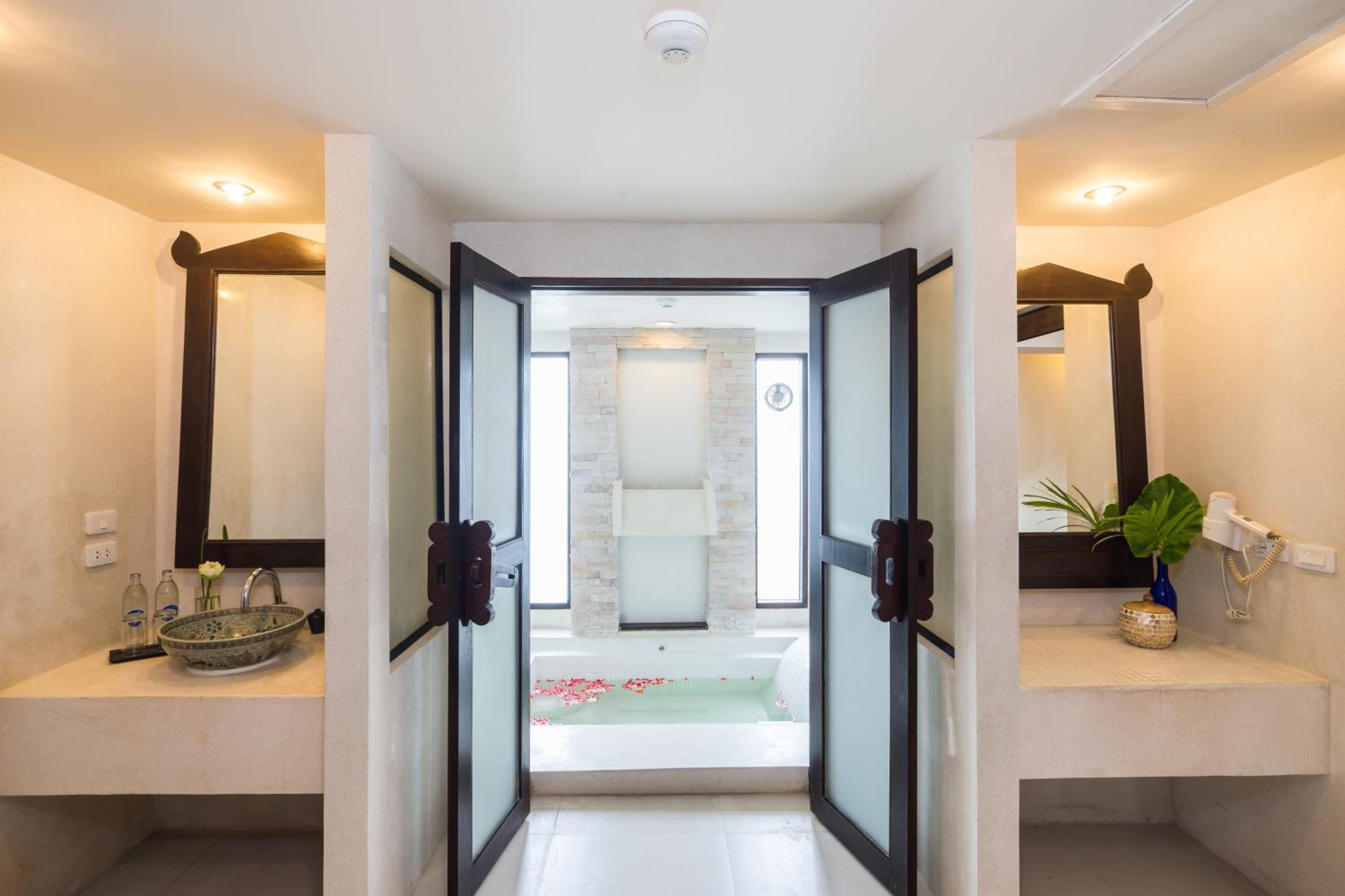 Two-Bedroom Suite with One-Way Airport Transfer - Photo 10